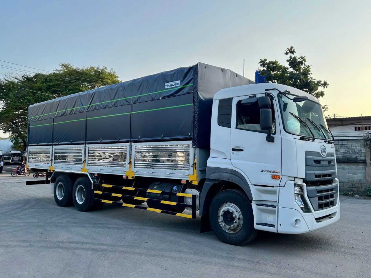 6x2 CDE 280 TMB TN - http://marketing.namhangroup.com/file/udtrucks/CDE-280/TMB-TN/photo/cde_280_tmb_tin_nghia_2.jpg