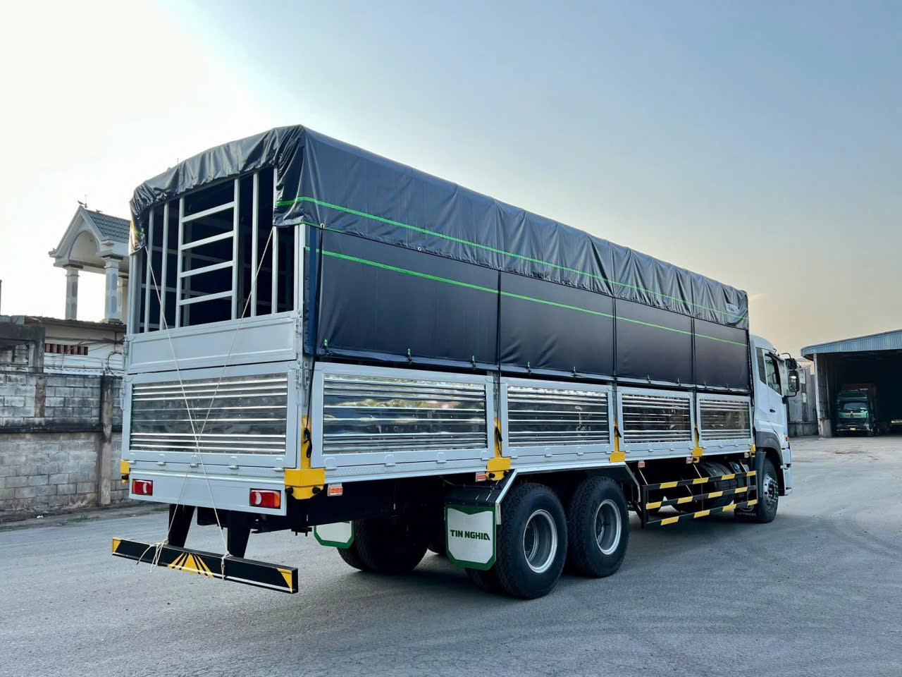 6x2 CDE 280 TMB TN - http://marketing.namhangroup.com/file/udtrucks/CDE-280/TMB-TN/photo/cde_280_tmb_tin_nghia_3.jpg