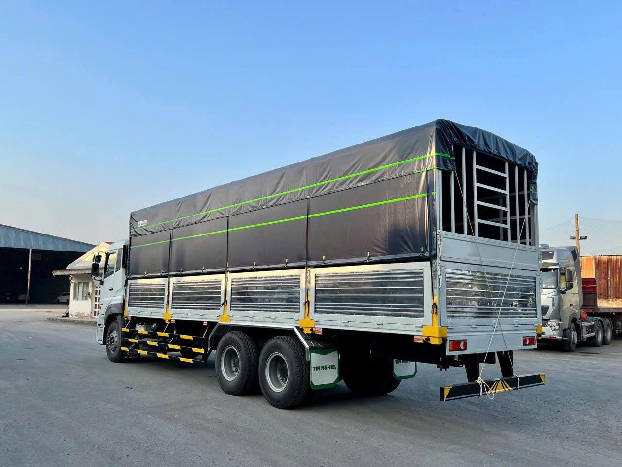 6x2 CDE 280 TMB TN - http://marketing.namhangroup.com/file/udtrucks/CDE-280/TMB-TN/photo/cde_280_tmb_tin_nghia_4.jpg