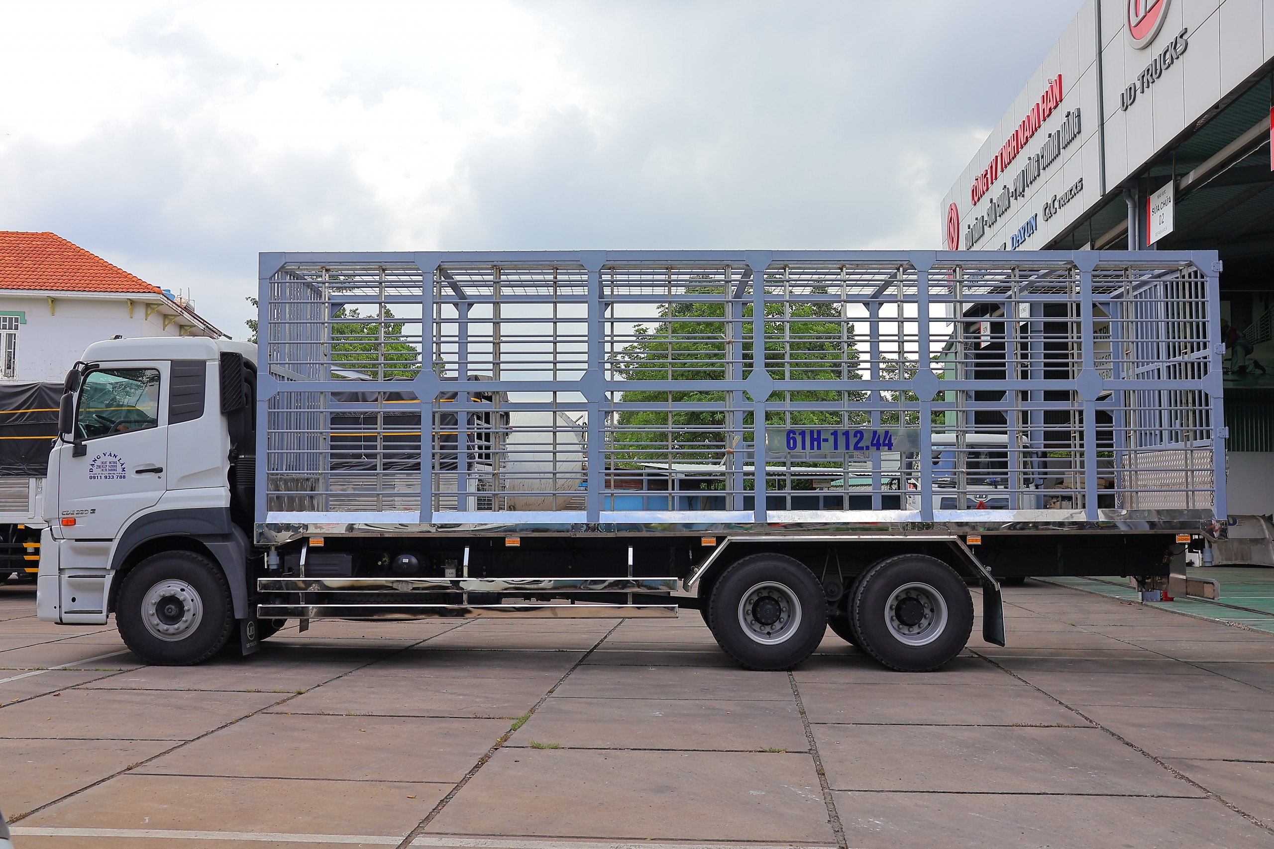 Xe chở gia cầm 6x2 CDE 280 - http://marketing.namhangroup.com/file/udtrucks/CDE-280/Xe-Cho-Ga/photo/img_3373.jpg