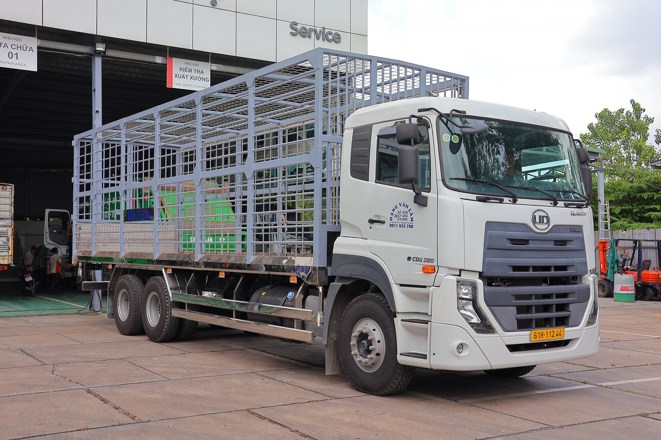 Xe chở gia cầm 6x2 CDE 280 - http://marketing.namhangroup.com/file/udtrucks/CDE-280/Xe-Cho-Ga/photo/img_3383.jpg