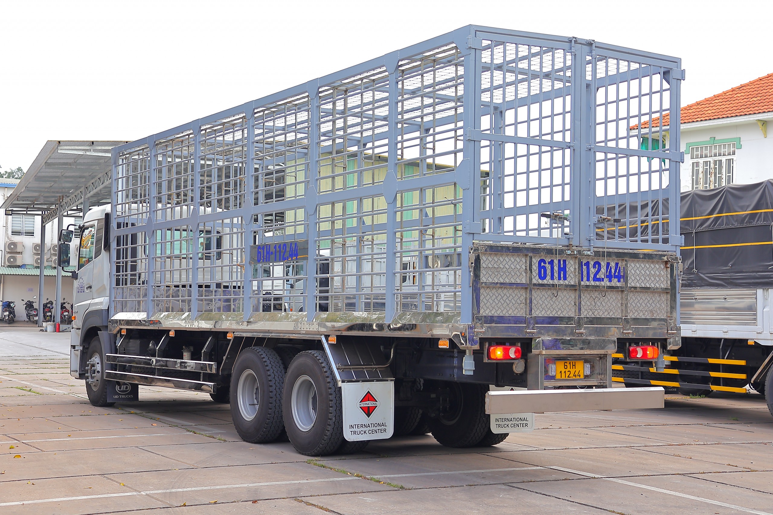 Xe chở gia cầm 6x2 CDE 280 - http://marketing.namhangroup.com/file/udtrucks/CDE-280/Xe-Cho-Ga/photo/img_3387.jpg