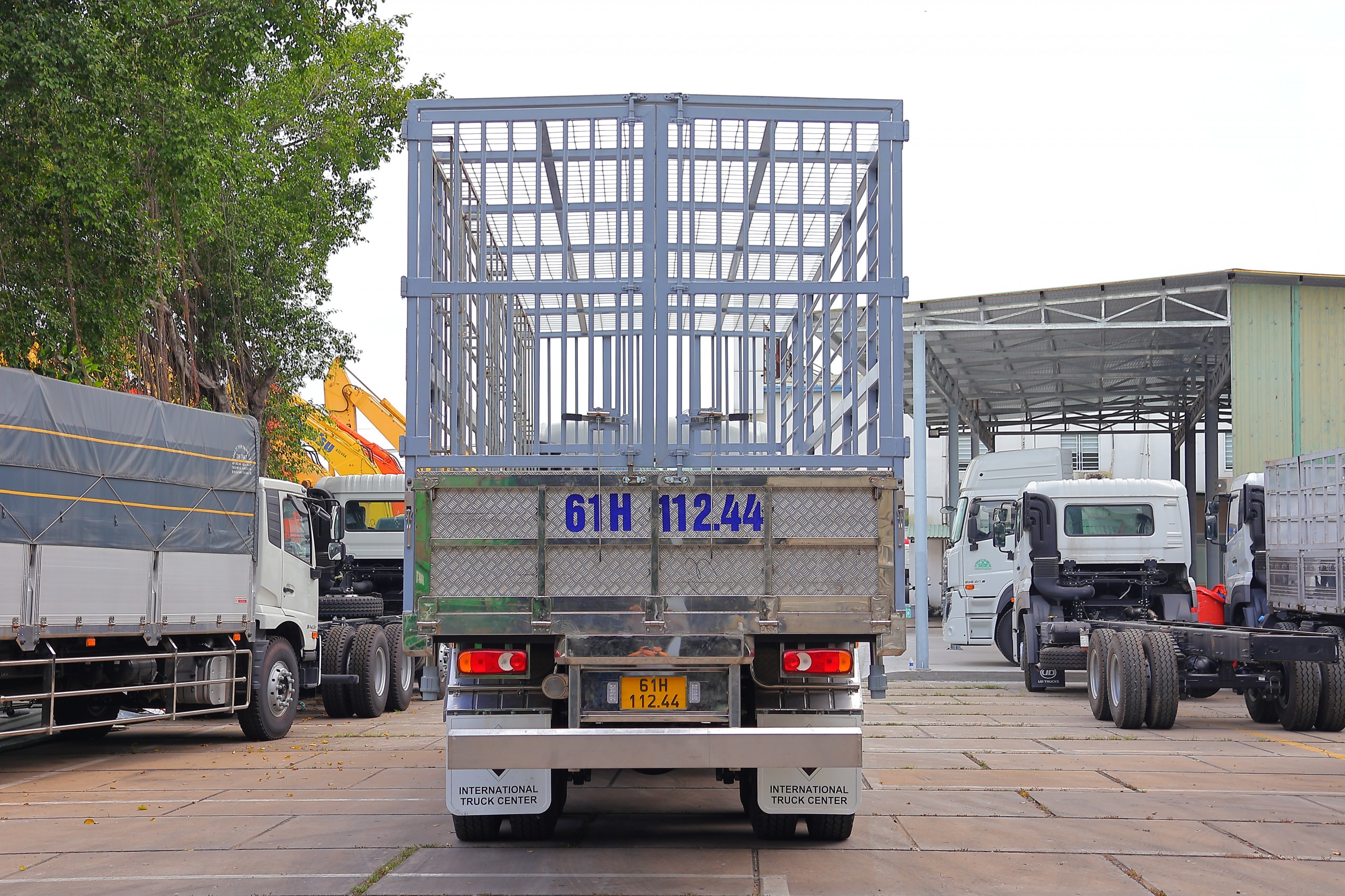 Xe chở gia cầm 6x2 CDE 280 - http://marketing.namhangroup.com/file/udtrucks/CDE-280/Xe-Cho-Ga/photo/img_3388.jpg