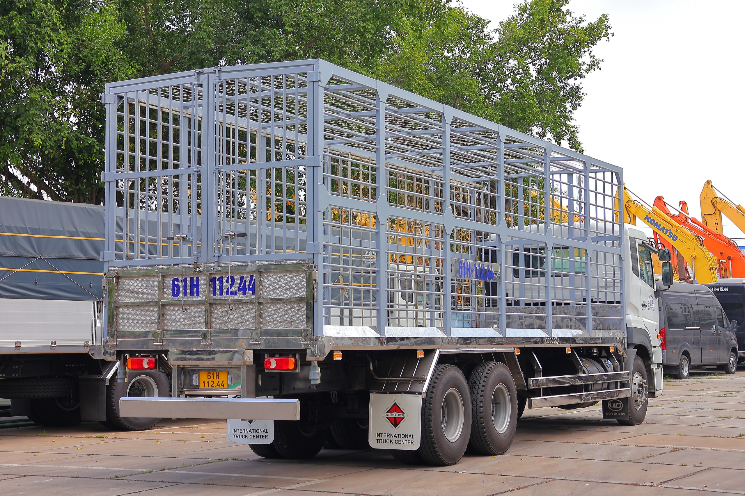 Xe chở gia cầm 6x2 CDE 280 - http://marketing.namhangroup.com/file/udtrucks/CDE-280/Xe-Cho-Ga/photo/img_3391.jpg