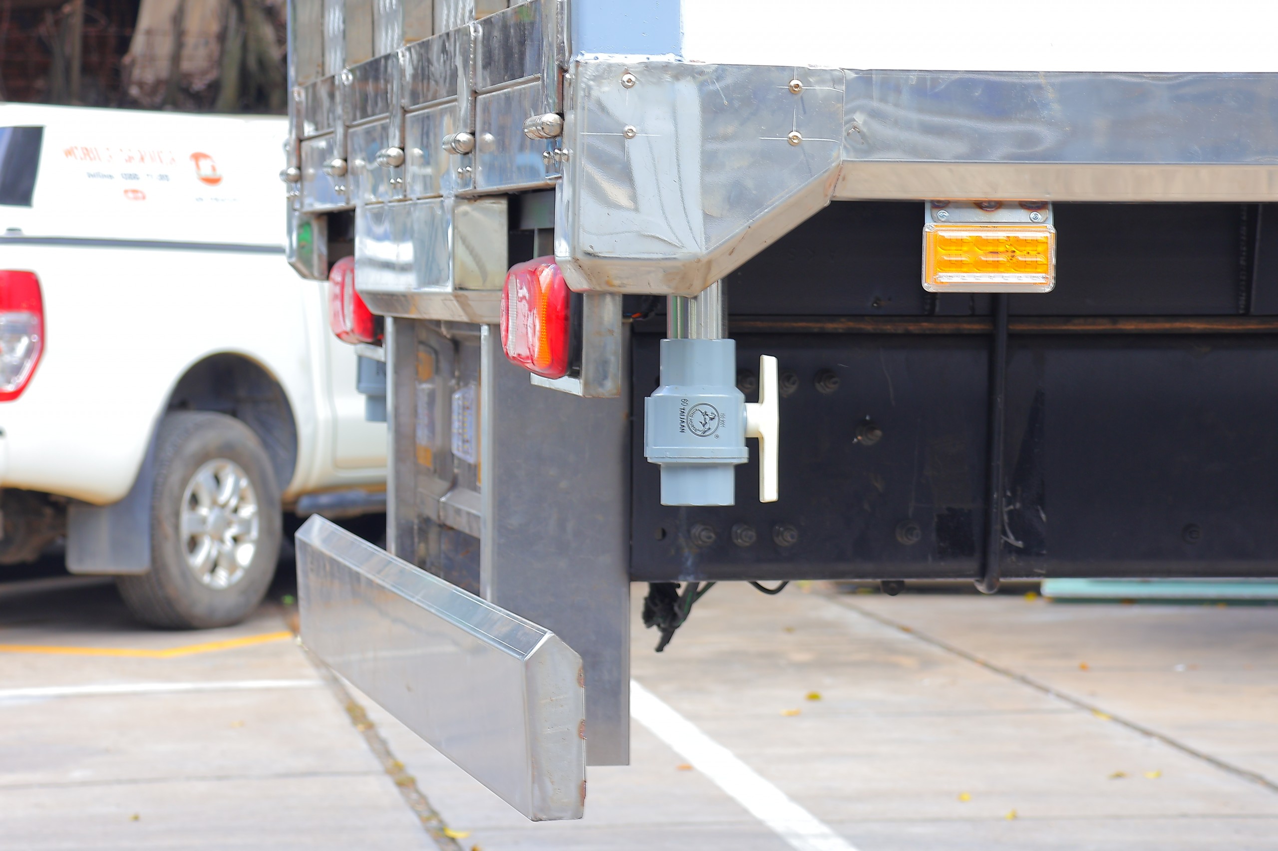 Xe chở gia cầm 6x2 CDE 280 - http://marketing.namhangroup.com/file/udtrucks/CDE-280/Xe-Cho-Ga/photo/img_3392.jpg