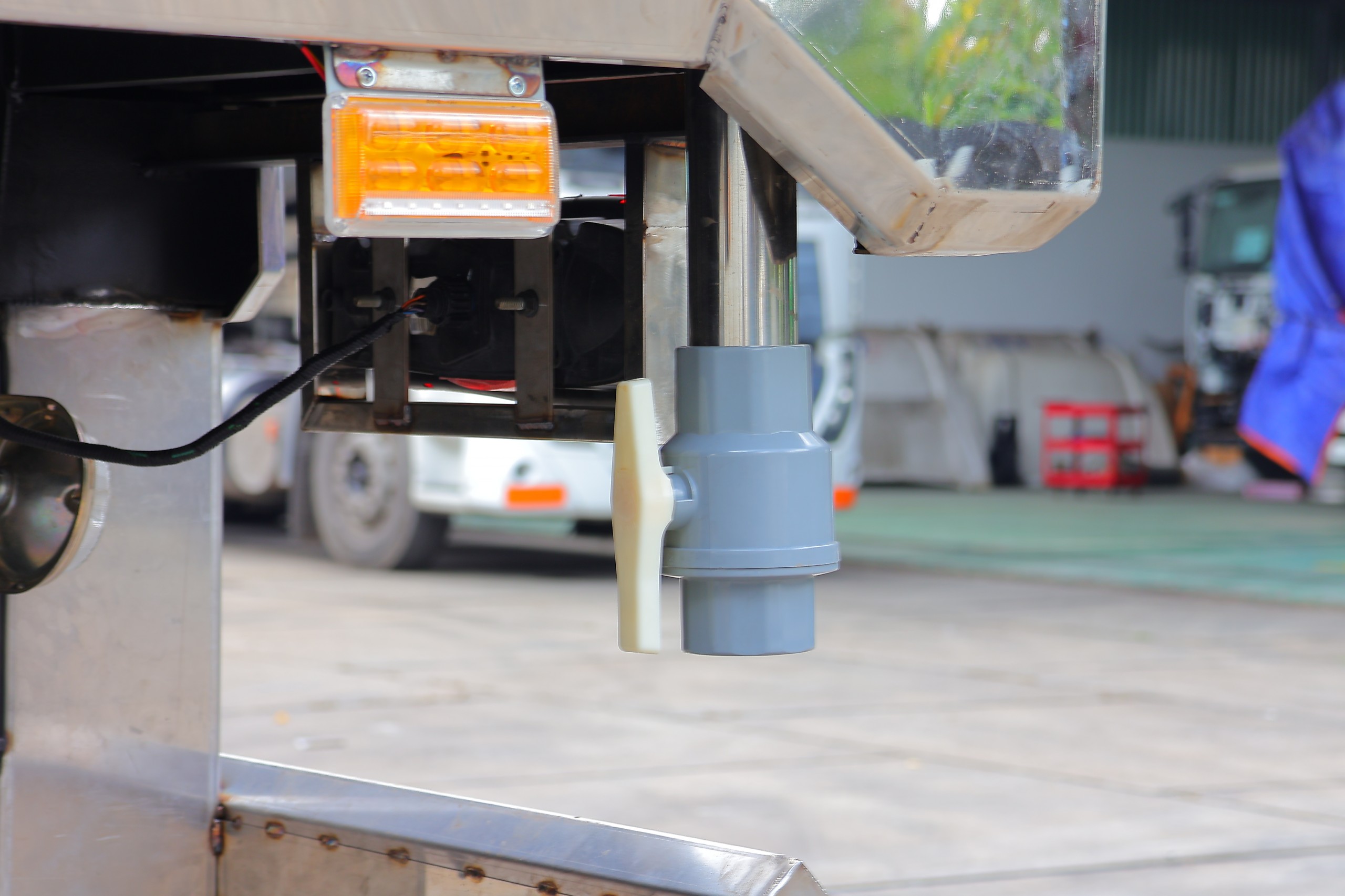 Xe chở gia cầm 6x2 CDE 280 - http://marketing.namhangroup.com/file/udtrucks/CDE-280/Xe-Cho-Ga/photo/img_3393.jpg