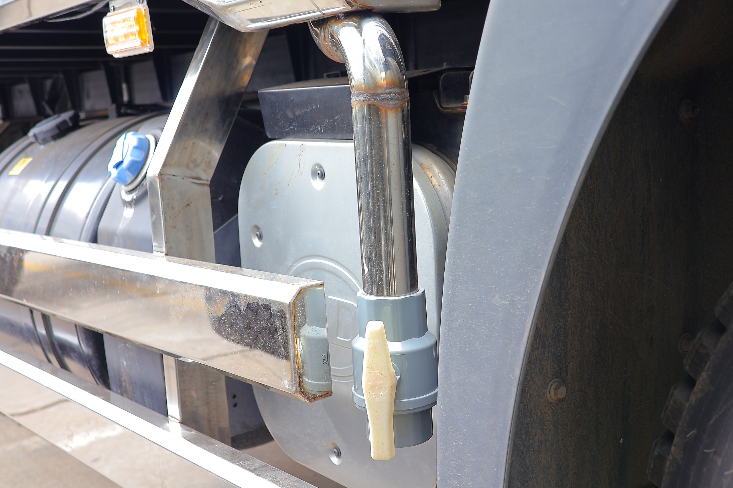 Xe chở gia cầm 6x2 CDE 280 - http://marketing.namhangroup.com/file/udtrucks/CDE-280/Xe-Cho-Ga/photo/img_3400.jpg