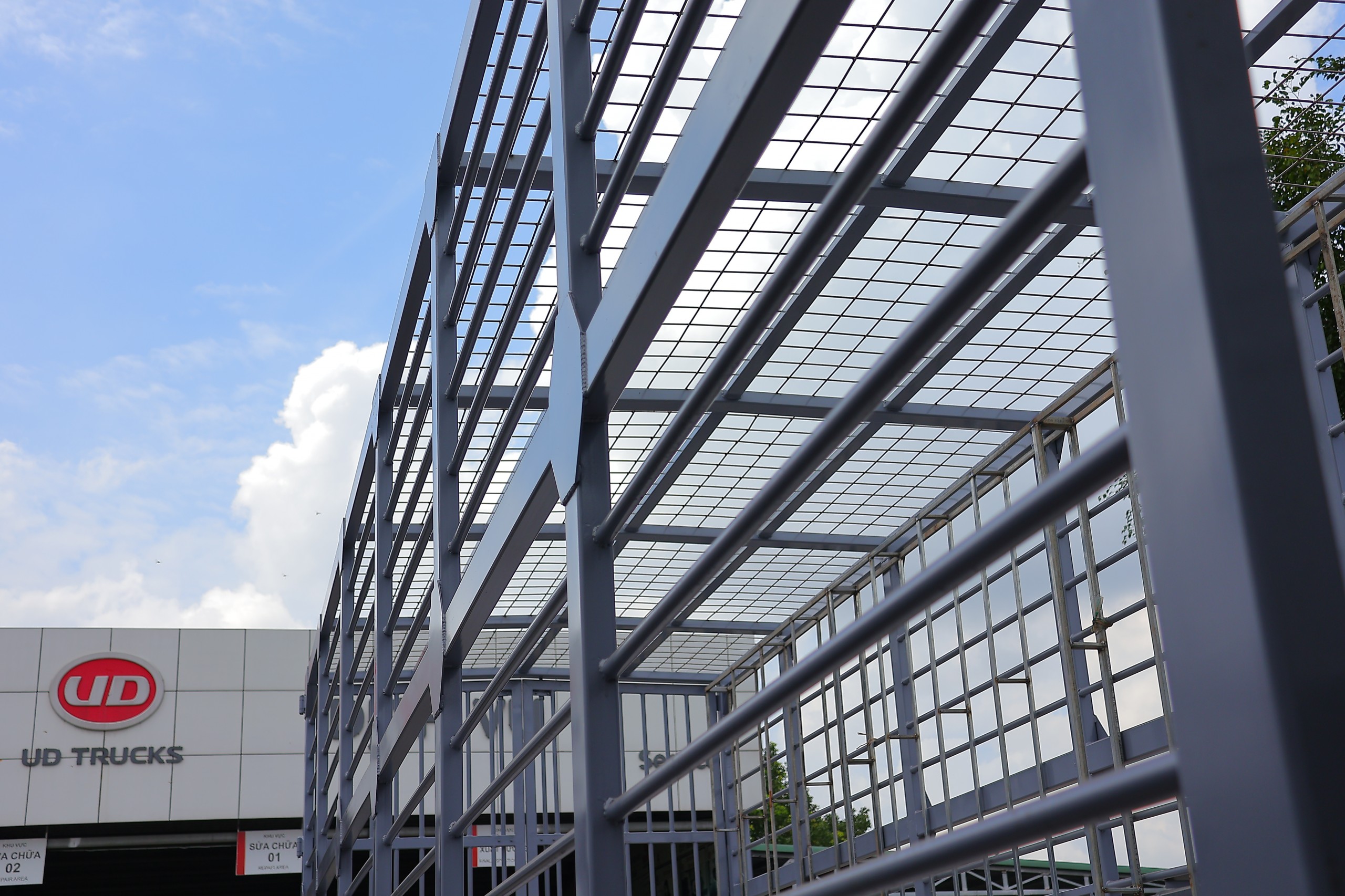 Xe chở gia cầm 6x2 CDE 280 - http://marketing.namhangroup.com/file/udtrucks/CDE-280/Xe-Cho-Ga/photo/img_3401.jpg