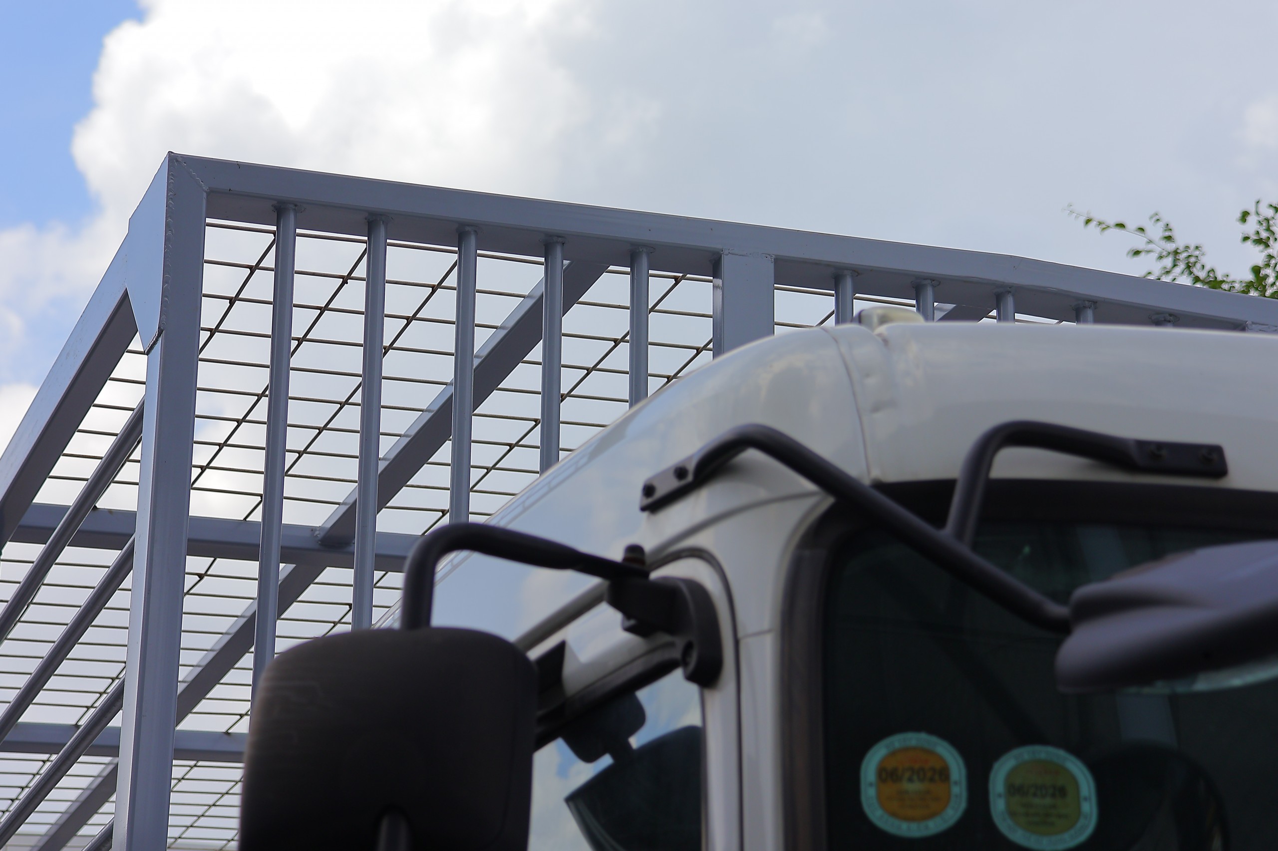 Xe chở gia cầm 6x2 CDE 280 - http://marketing.namhangroup.com/file/udtrucks/CDE-280/Xe-Cho-Ga/photo/img_3402.jpg