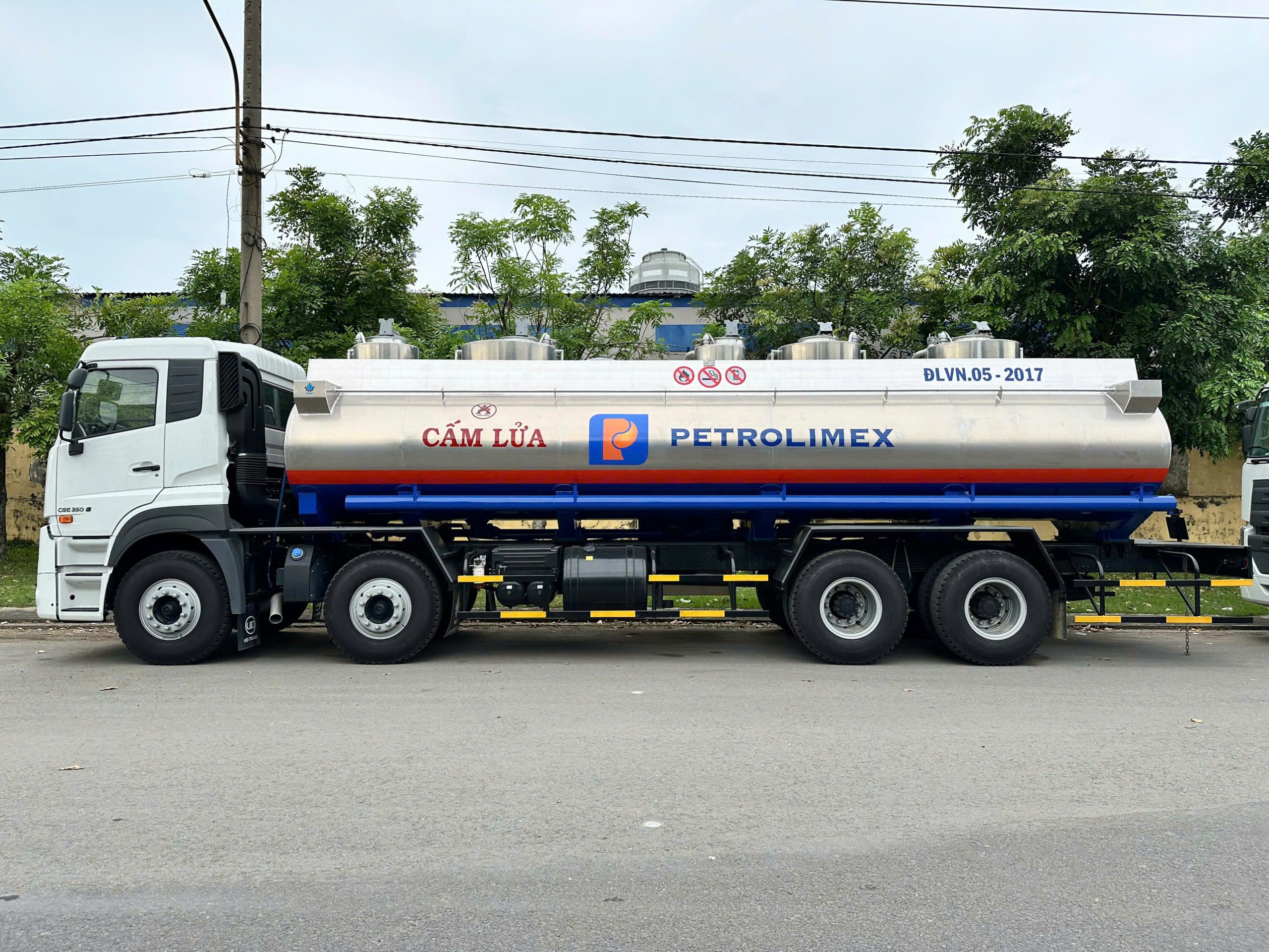 Bồn nhôm Imae 8x4 CGE 350 - http://marketing.namhangroup.com/file/udtrucks/CGE-350/Bon-Xitec-Nhom-IMAE/photo/8x4_cge_350_xitec_nhom_imae.jpg
