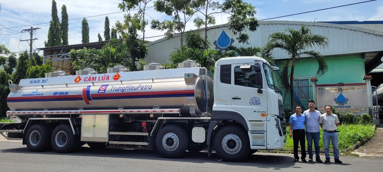Bồn nhôm Imae 8x4 CGE 350 - http://marketing.namhangroup.com/file/udtrucks/CGE-350/Bon-Xitec-Nhom-IMAE/photo/8x4_cge_350_xitec_nhom_imae_11.jpg