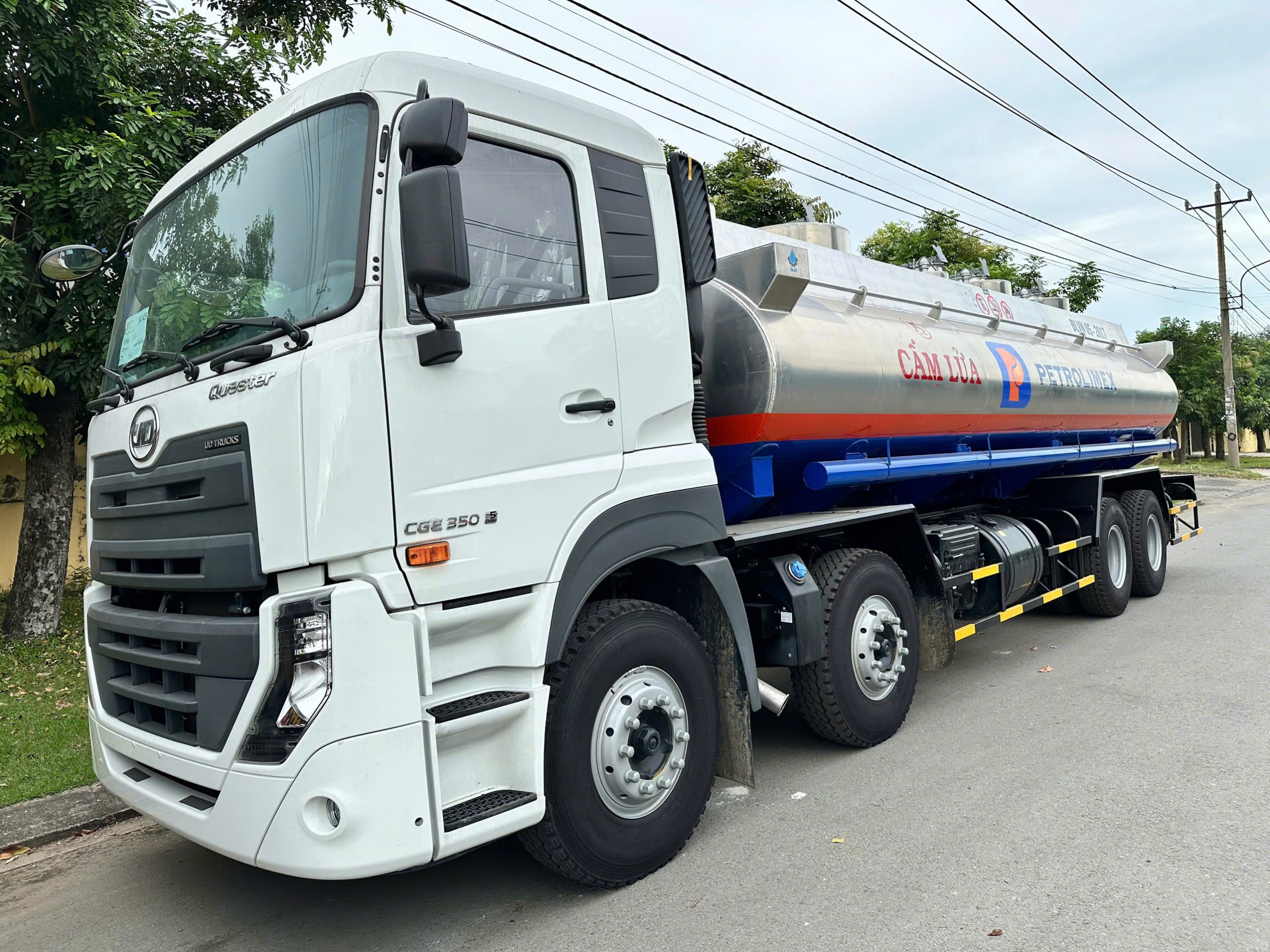 Bồn nhôm Imae 8x4 CGE 350 - http://marketing.namhangroup.com/file/udtrucks/CGE-350/Bon-Xitec-Nhom-IMAE/photo/8x4_cge_350_xitec_nhom_imae_2.jpg