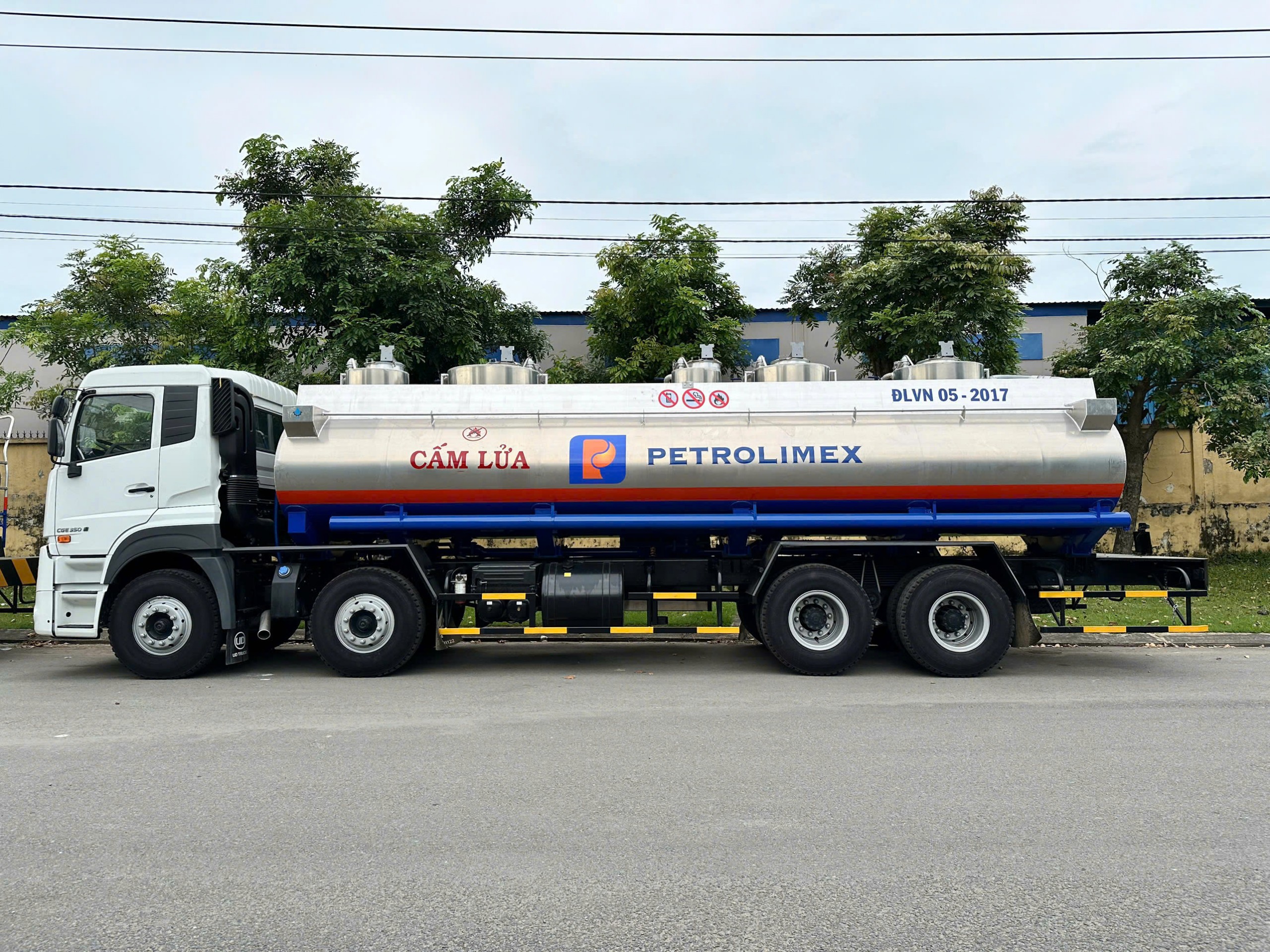 Bồn nhôm Imae 8x4 CGE 350 - http://marketing.namhangroup.com/file/udtrucks/CGE-350/Bon-Xitec-Nhom-IMAE/photo/8x4_cge_350_xitec_nhom_imae_4.jpg