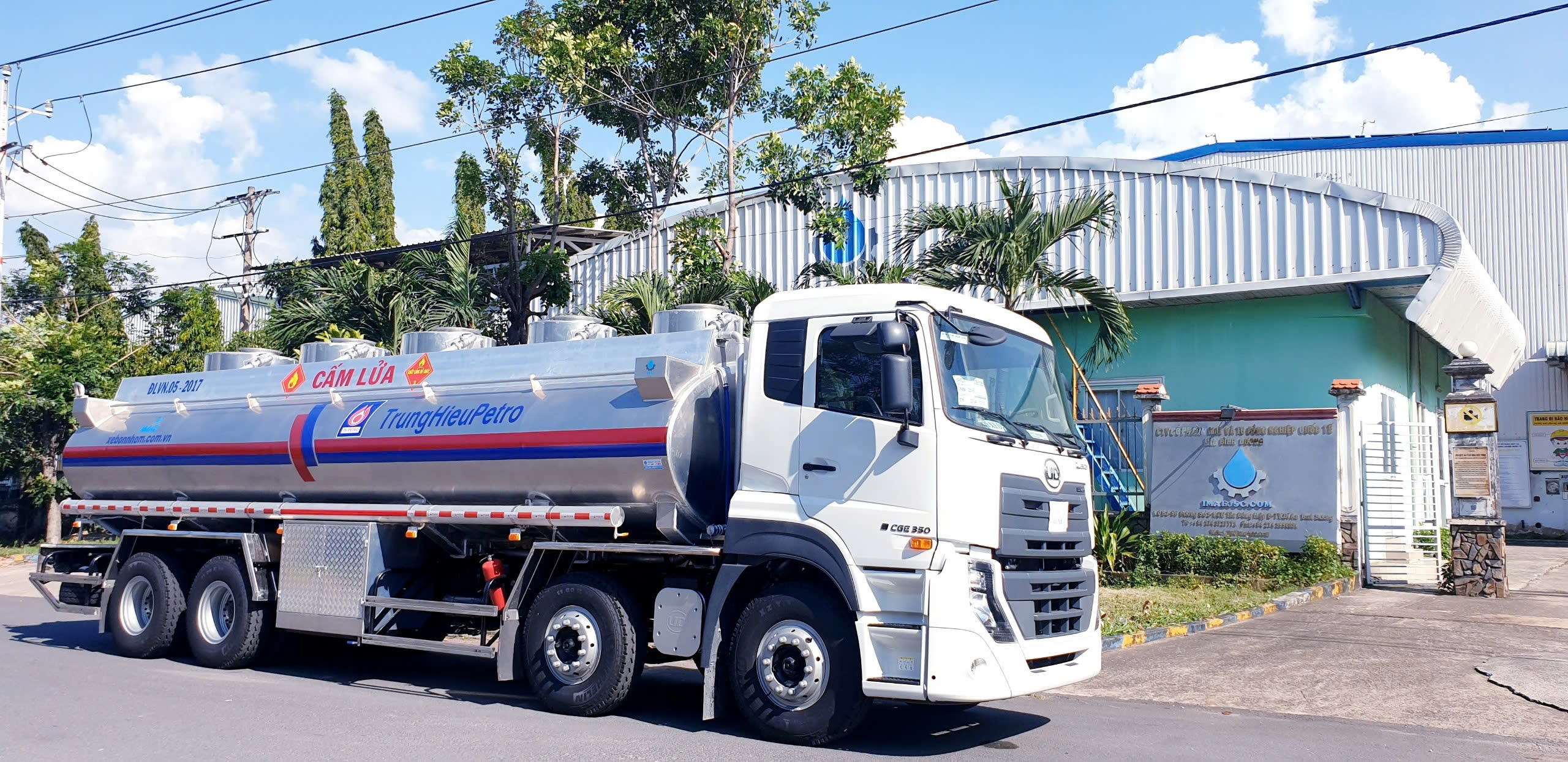 Bồn nhôm Imae 8x4 CGE 350 - http://marketing.namhangroup.com/file/udtrucks/CGE-350/Bon-Xitec-Nhom-IMAE/photo/8x4_cge_350_xitec_nhom_imae_6.jpg