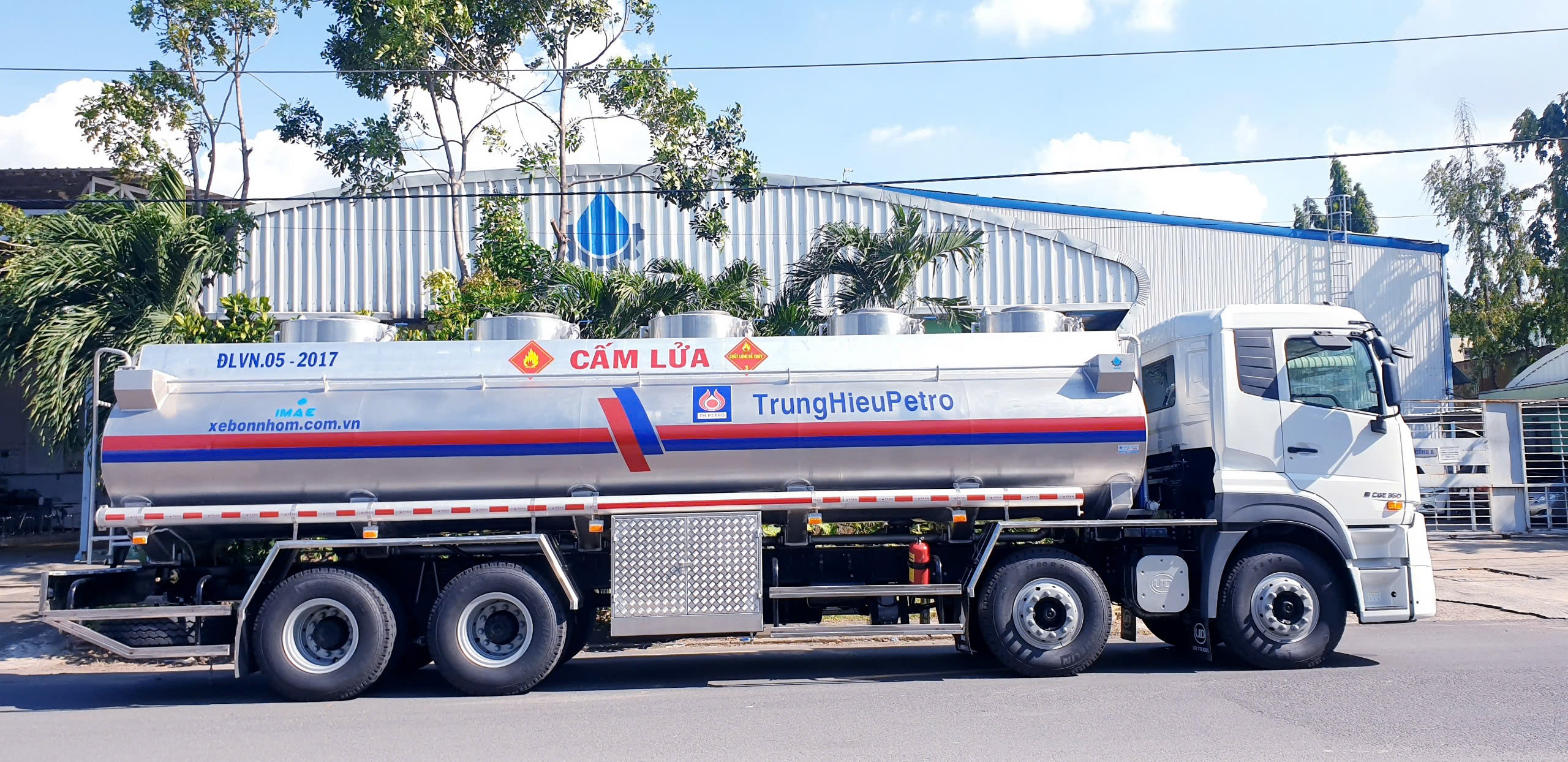 Bồn nhôm Imae 8x4 CGE 350 - http://marketing.namhangroup.com/file/udtrucks/CGE-350/Bon-Xitec-Nhom-IMAE/photo/8x4_cge_350_xitec_nhom_imae_7.jpg