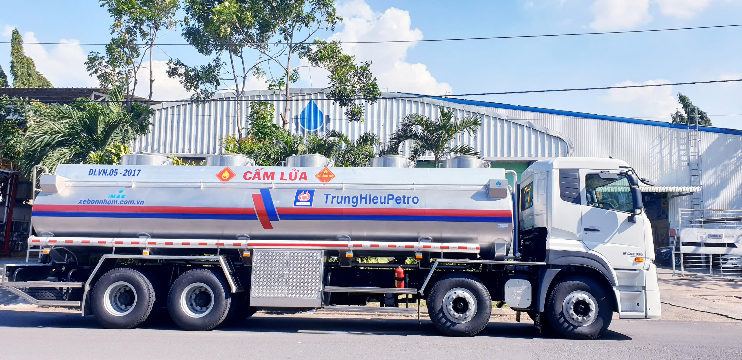 Bồn nhôm Imae 8x4 CGE 350 - http://marketing.namhangroup.com/file/udtrucks/CGE-350/Bon-Xitec-Nhom-IMAE/photo/8x4_cge_350_xitec_nhom_imae_8.jpg