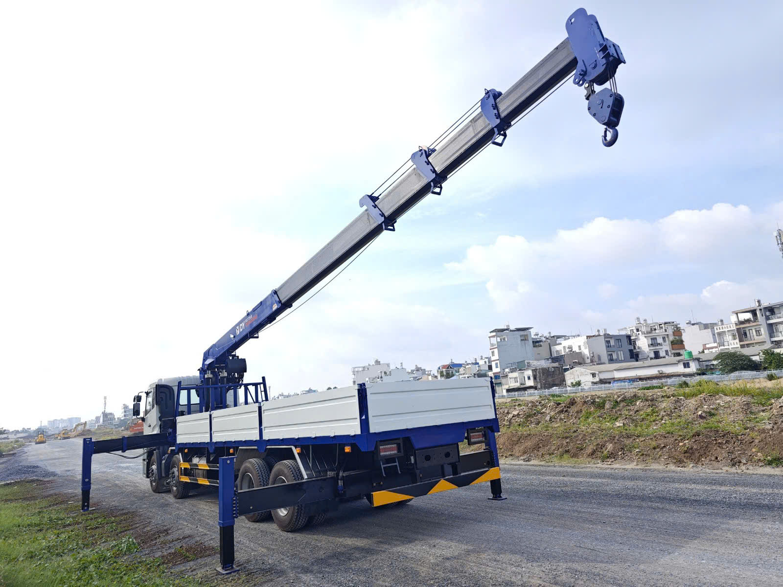 8x4 CGE 350 Cẩu DongYang SS2725LB - http://marketing.namhangroup.com/file/udtrucks/CGE-350/Dongyang-SS2725LB/photo/1786169401965_4668912562854094576_g5144616896655904606_894a613dd.jpg