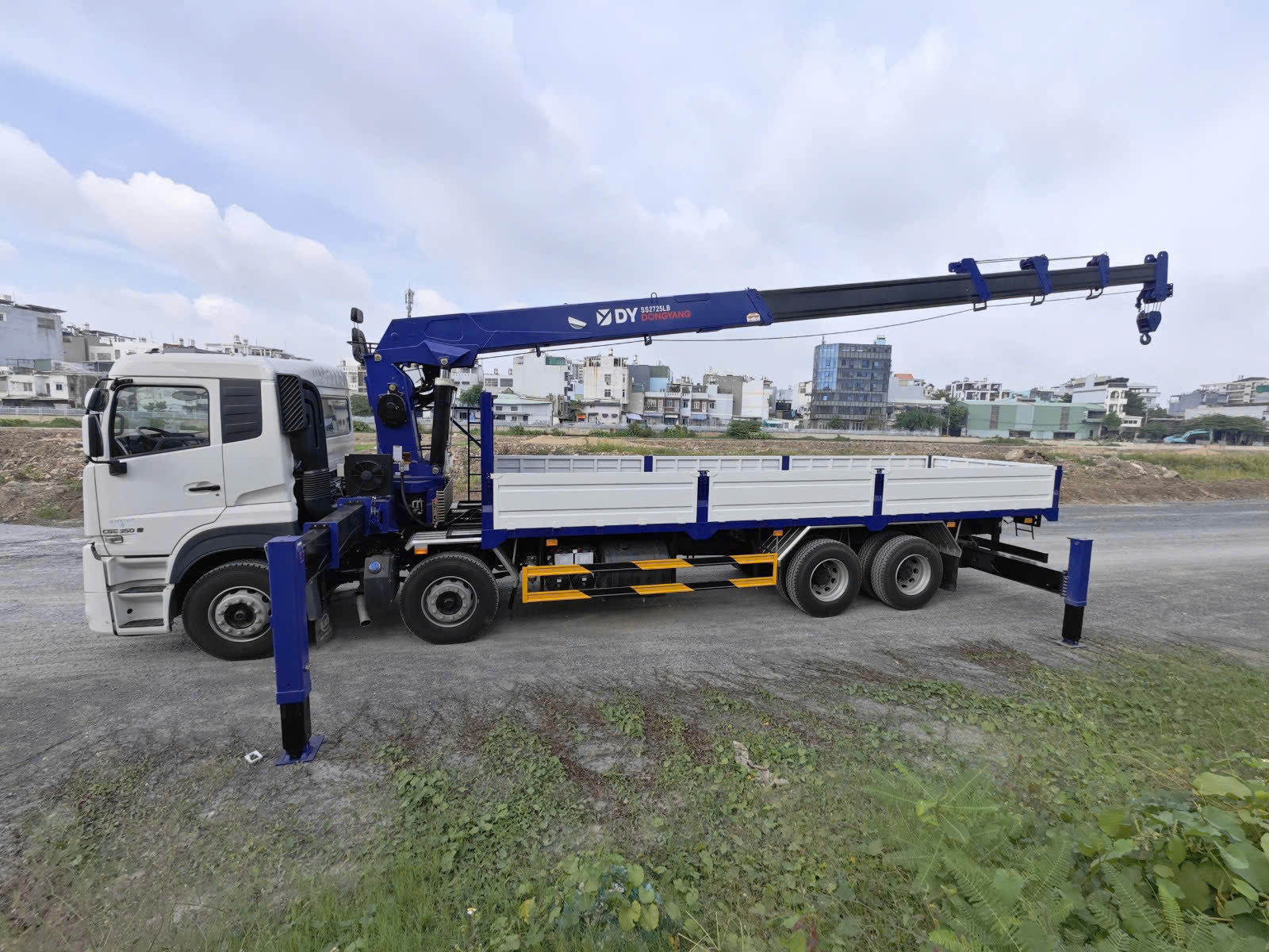 8x4 CGE 350 Cẩu DongYang SS2725LB - http://marketing.namhangroup.com/file/udtrucks/CGE-350/Dongyang-SS2725LB/photo/1786169401988_4668912562854094576_g5144616896655904606_ff63bcb0c.jpg