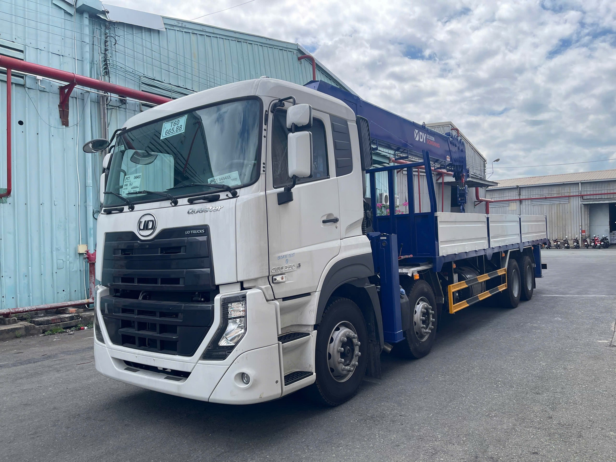 8x4 CGE 350 Cẩu Dongyang SS3506 - http://marketing.namhangroup.com/file/udtrucks/CGE-350/Dongyang-SS3506/photo/2.jpg