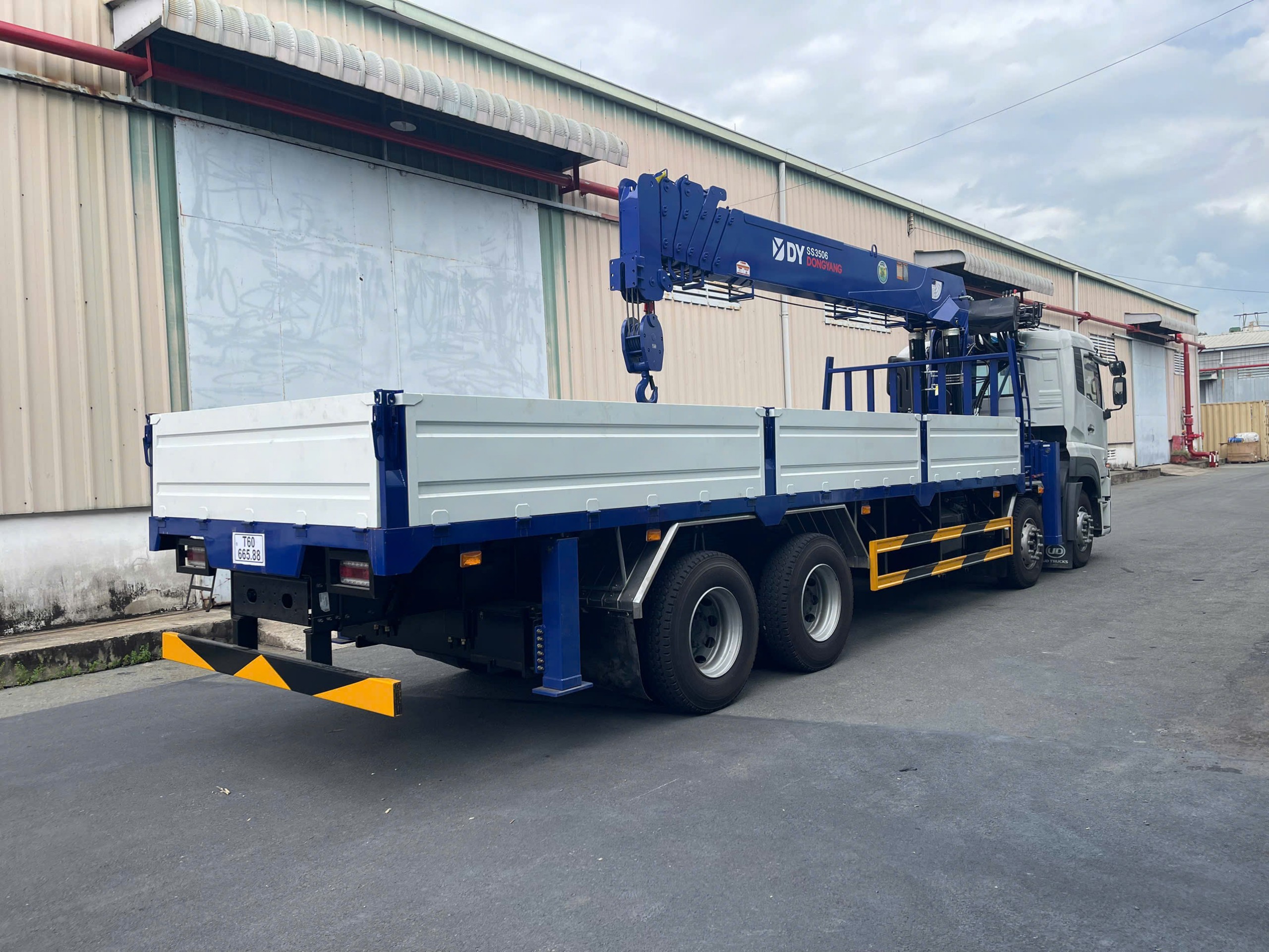 8x4 CGE 350 Cẩu Dongyang SS3506 - http://marketing.namhangroup.com/file/udtrucks/CGE-350/Dongyang-SS3506/photo/3.jpg