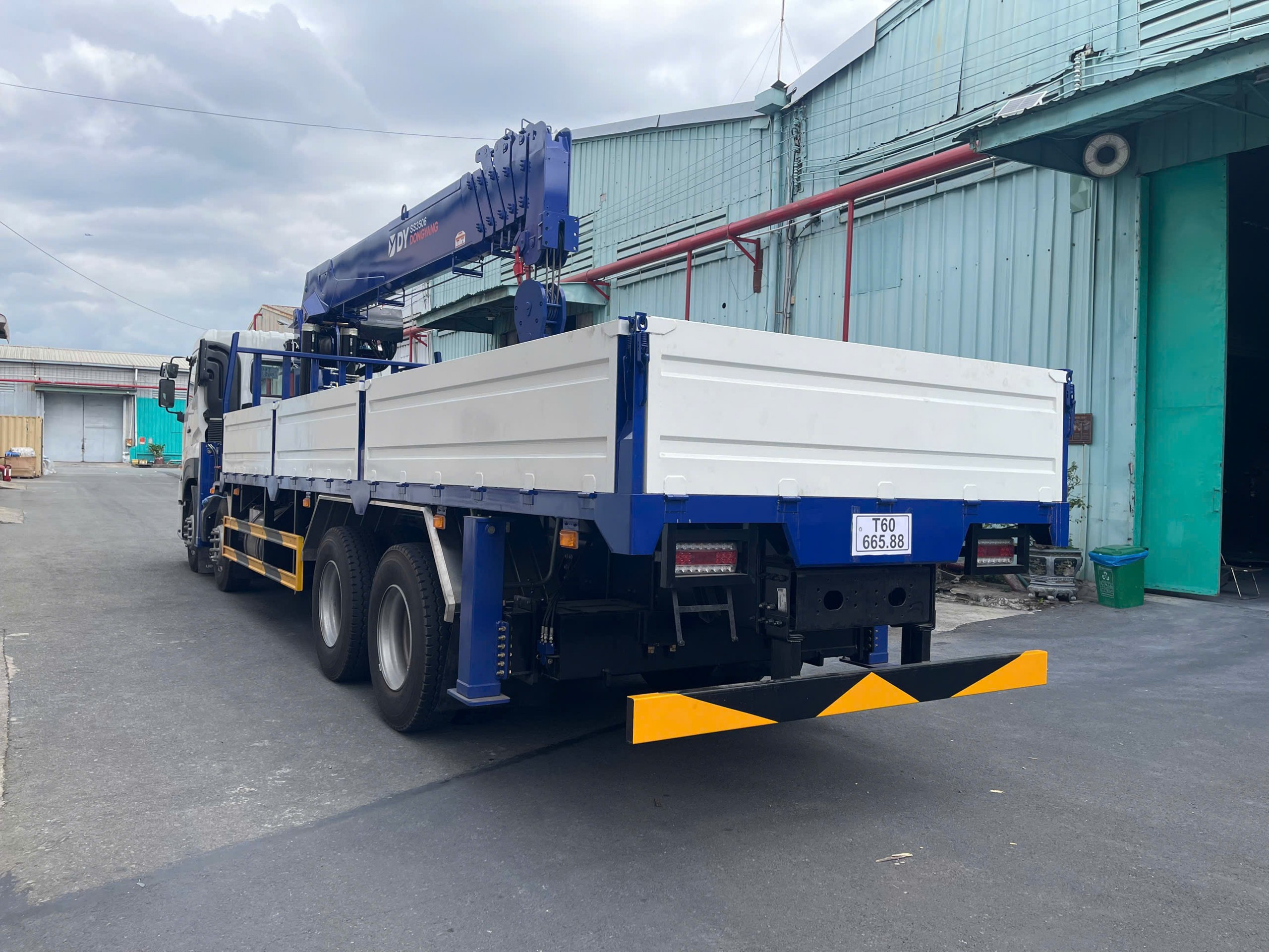 8x4 CGE 350 Cẩu Dongyang SS3506 - http://marketing.namhangroup.com/file/udtrucks/CGE-350/Dongyang-SS3506/photo/4.jpg