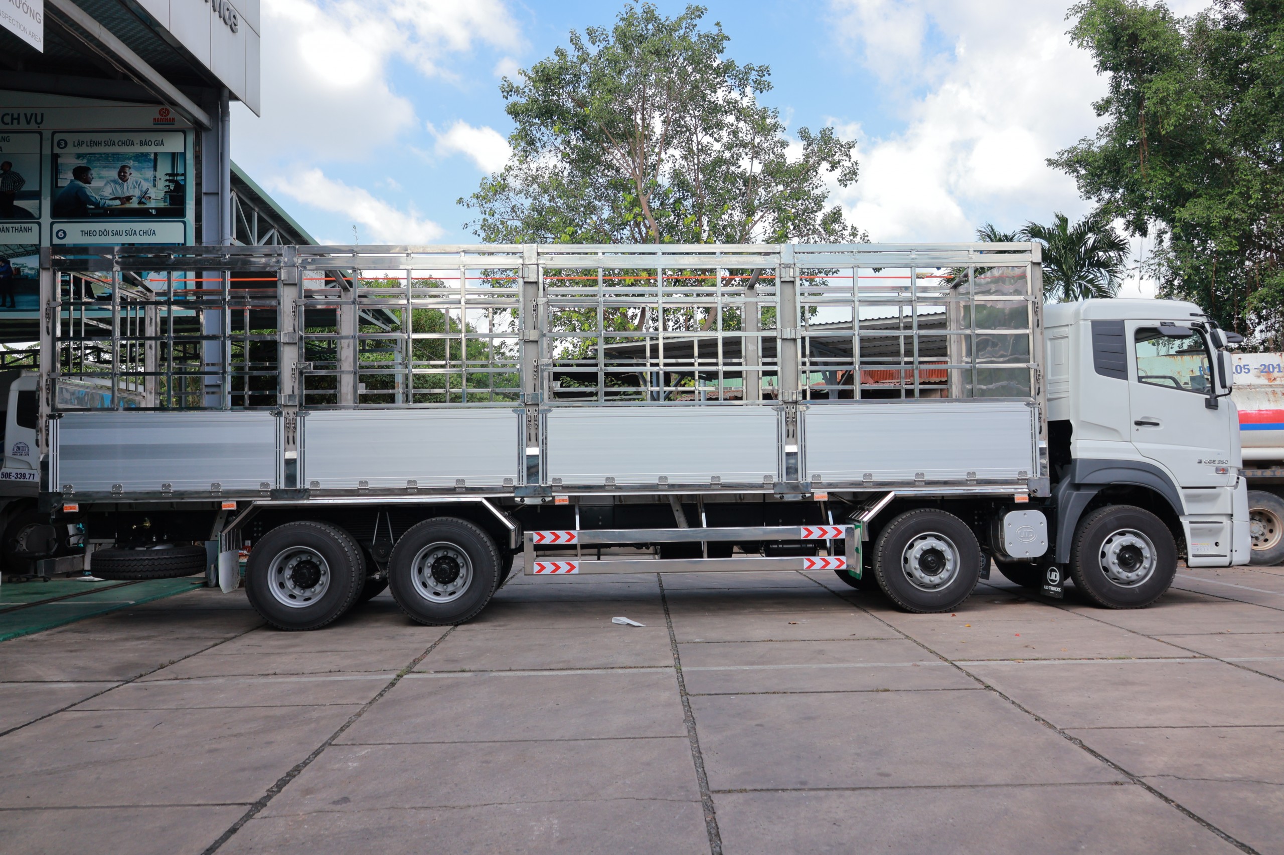 8x4 CGE 350 TMB 9m7 Inox TN - http://marketing.namhangroup.com/file/udtrucks/CGE-350/TMB-9700-inox-TN/photo/img_6310.jpg