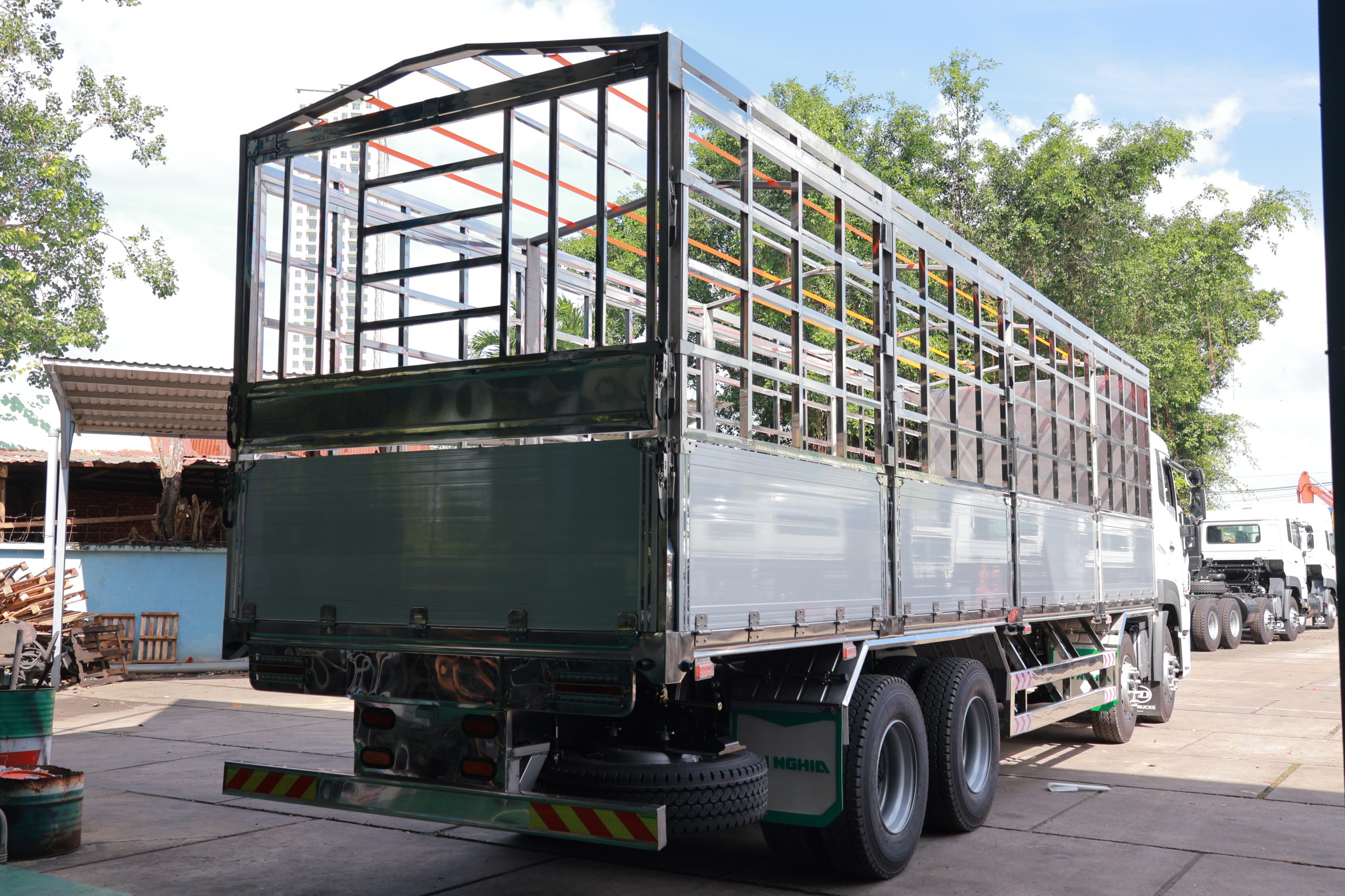 8x4 CGE 350 TMB 9m7 Inox TN - http://marketing.namhangroup.com/file/udtrucks/CGE-350/TMB-9700-inox-TN/photo/img_6311.jpg
