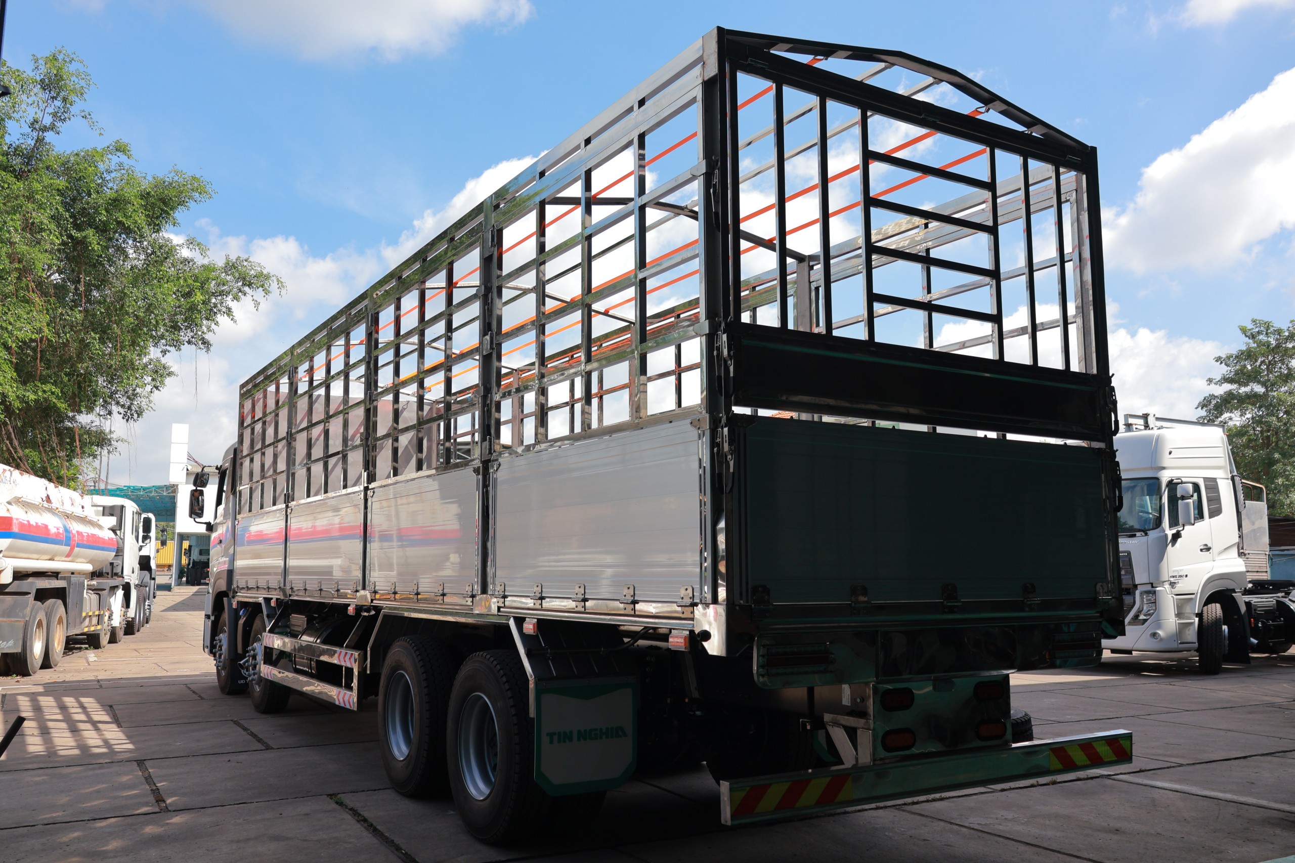 8x4 CGE 350 TMB 9m7 Inox TN - http://marketing.namhangroup.com/file/udtrucks/CGE-350/TMB-9700-inox-TN/photo/img_6313.jpg