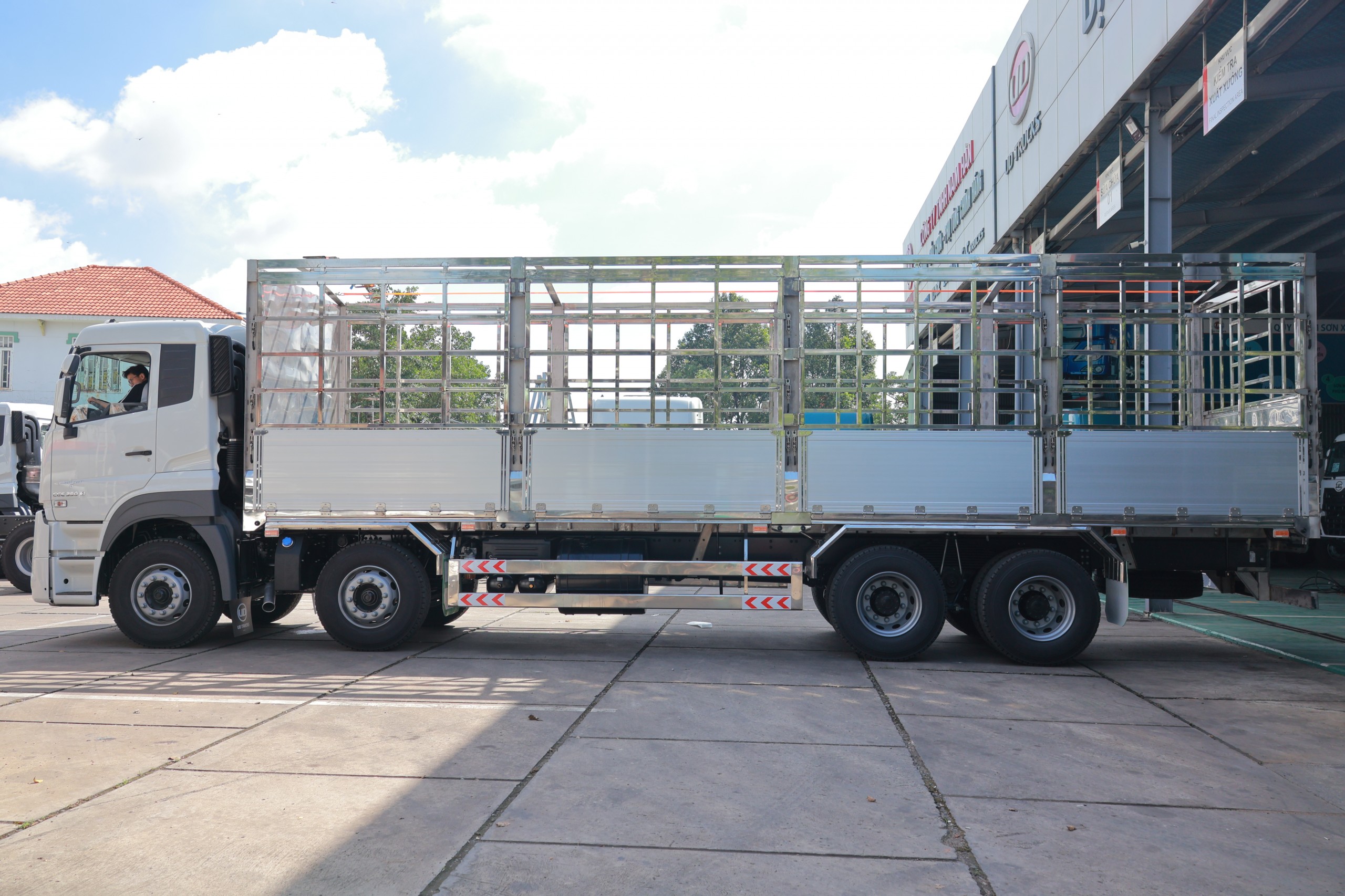 8x4 CGE 350 TMB 9m7 Inox TN - http://marketing.namhangroup.com/file/udtrucks/CGE-350/TMB-9700-inox-TN/photo/img_6314.jpg