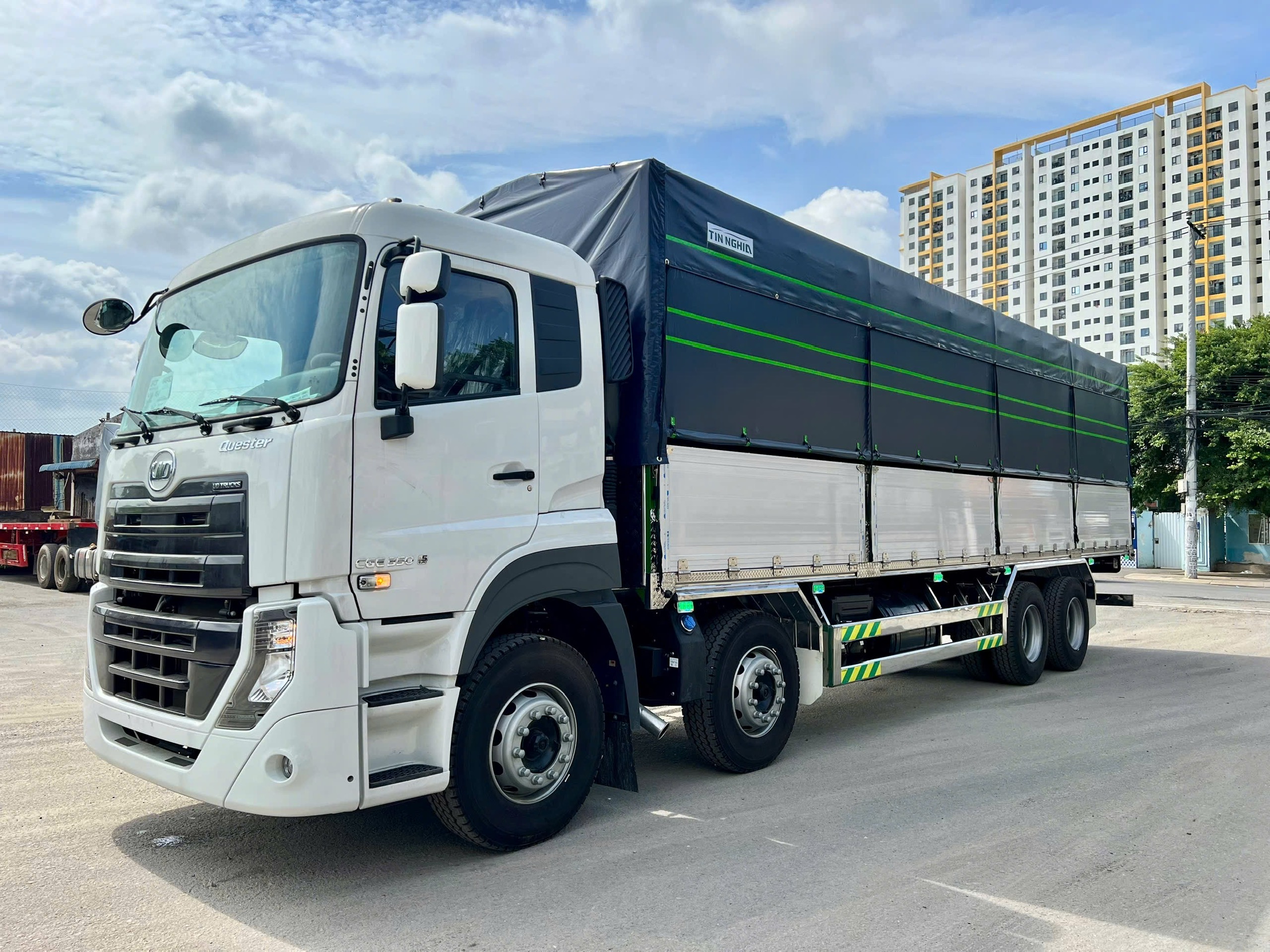 8x4 CGE 350 TMB OTTN - http://marketing.namhangroup.com/file/udtrucks/CGE-350/TMB-OTTN/photo/1.jpg