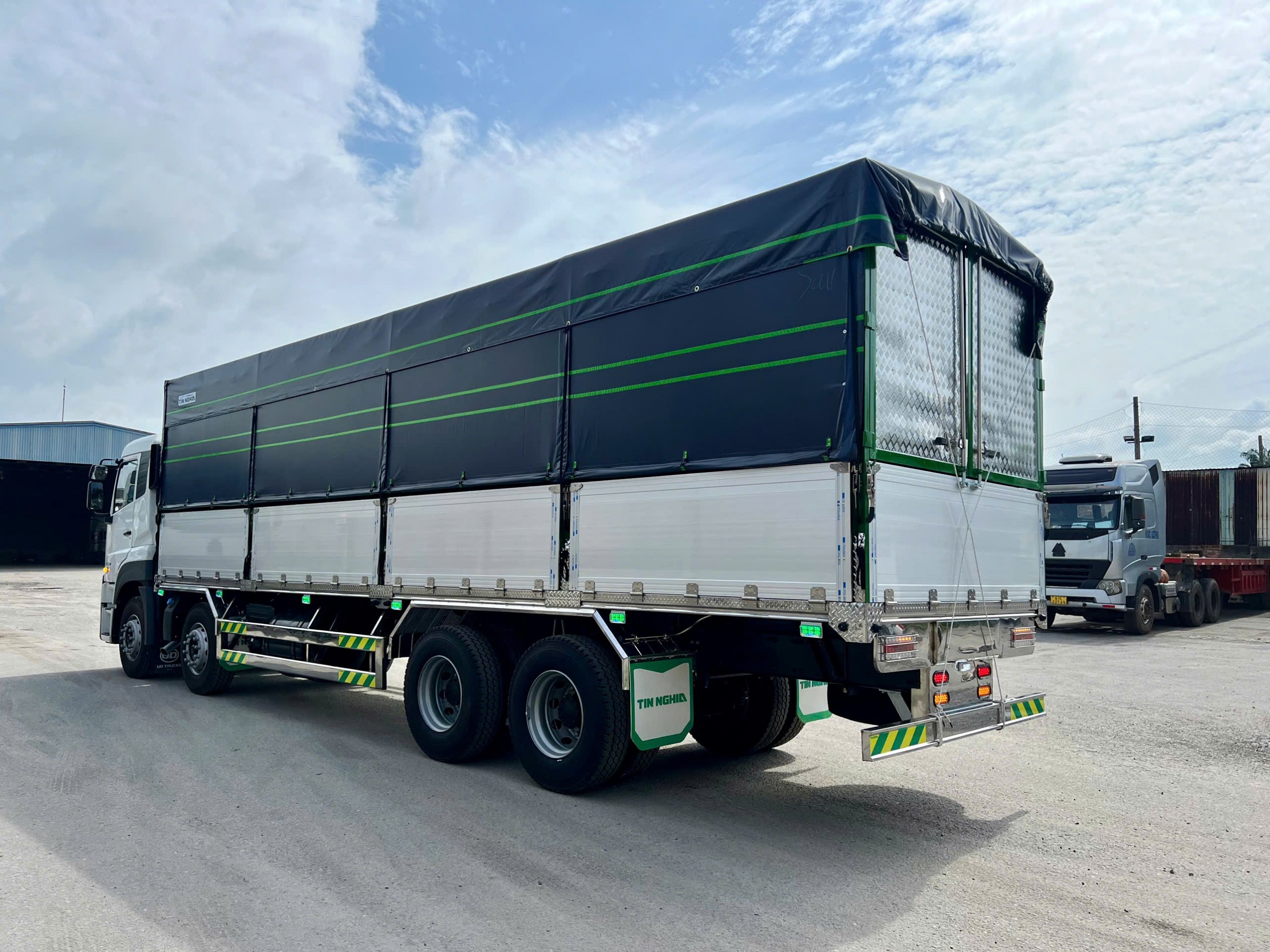 8x4 CGE 350 TMB TN - http://marketing.namhangroup.com/file/udtrucks/CGE-350/TMB-OTTN/photo/1790568517977_4668912562854094576_4668912562854094576_e8a3893366.jpg