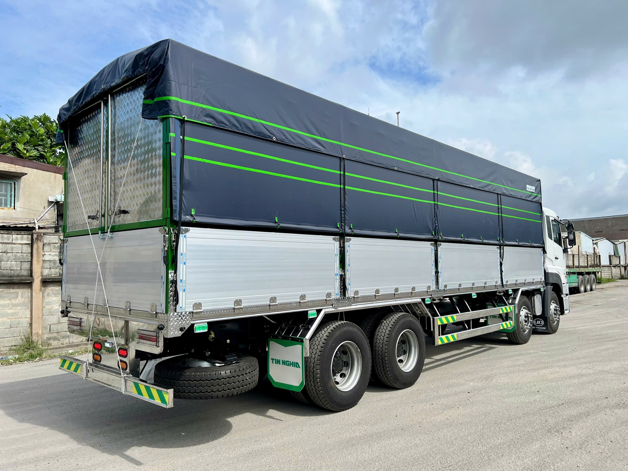 8x4 CGE 350 TMB TN - http://marketing.namhangroup.com/file/udtrucks/CGE-350/TMB-OTTN/photo/1790568518024_4668912562854094576_4668912562854094576_b9854a2e62.jpg