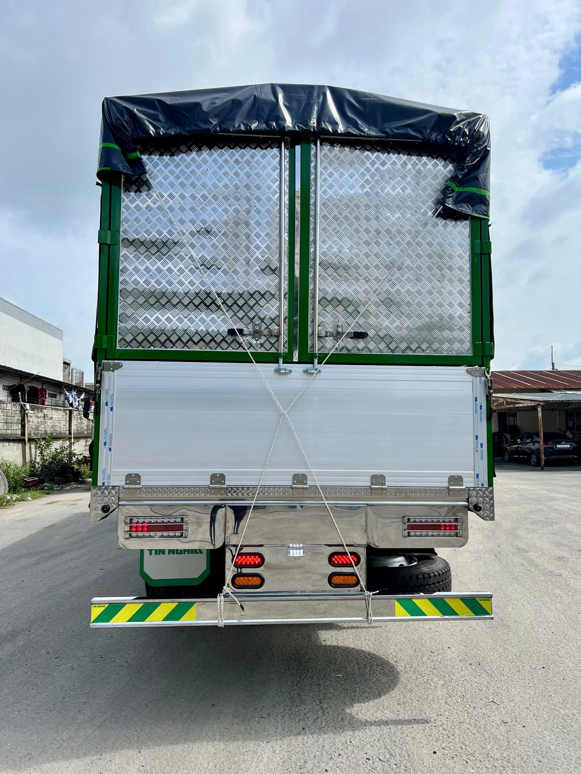 8x4 CGE 350 TMB TN - http://marketing.namhangroup.com/file/udtrucks/CGE-350/TMB-OTTN/photo/1790568518069_4668912562854094576_4668912562854094576_2dcf2eb1e8.jpg