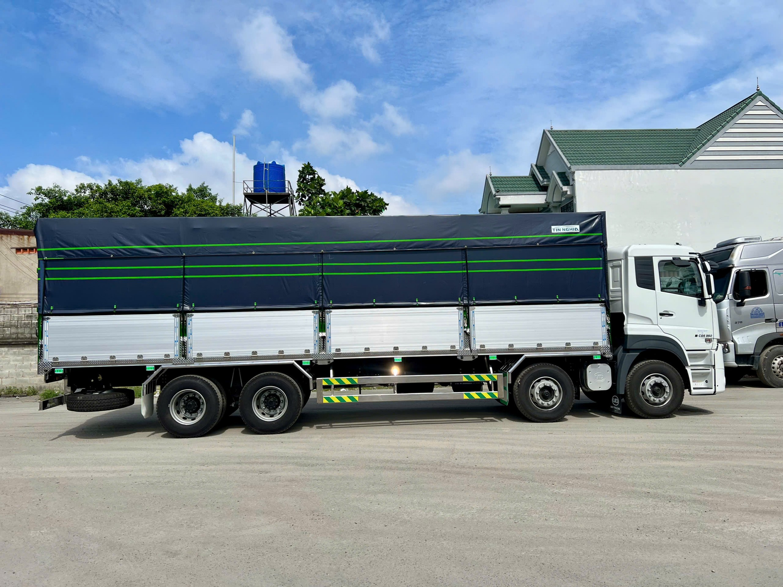 8x4 CGE 350 TMB TN - http://marketing.namhangroup.com/file/udtrucks/CGE-350/TMB-OTTN/photo/1790568518115_4668912562854094576_4668912562854094576_3772ffe28d.jpg