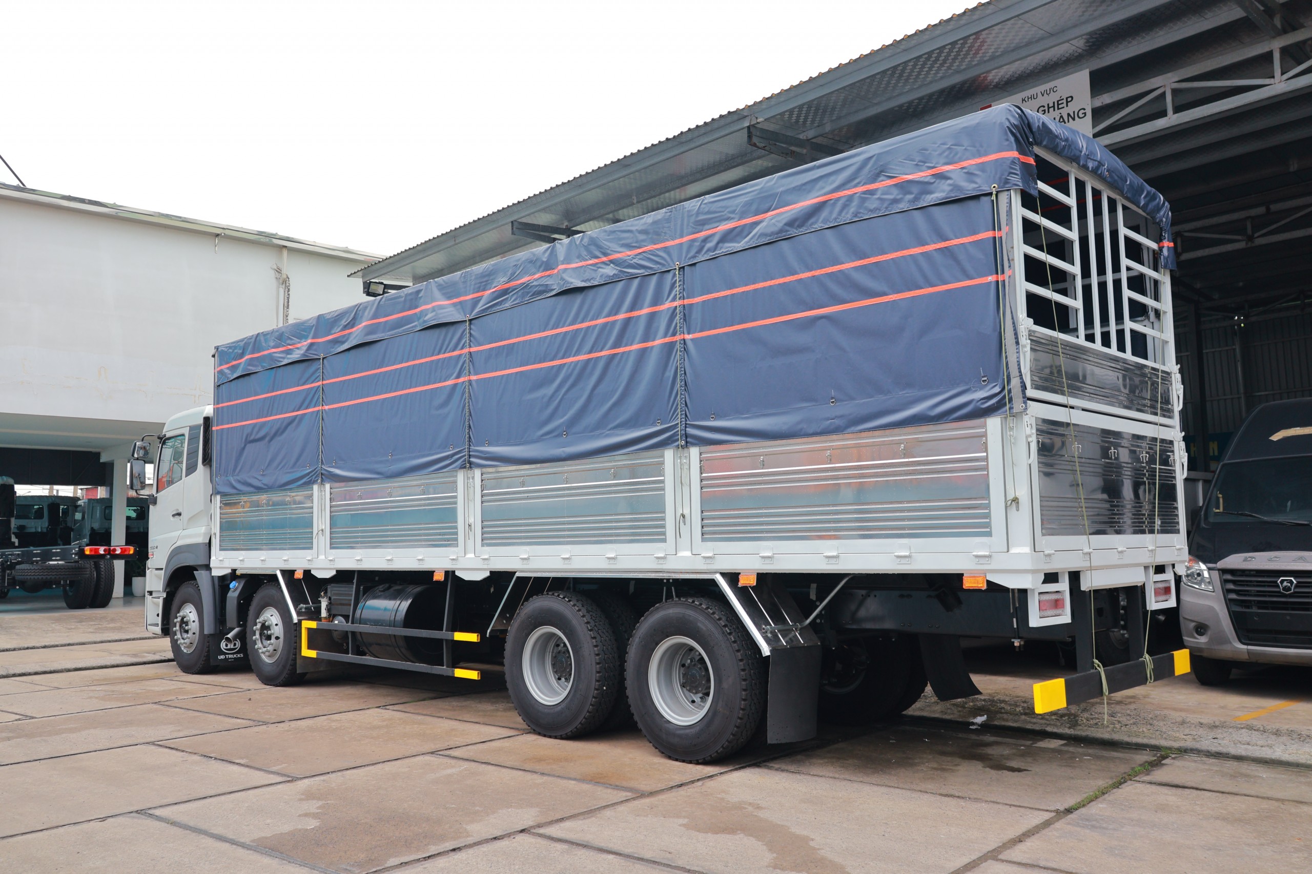 8x4 CGE 350 TMB TC - http://marketing.namhangroup.com/file/udtrucks/CGE-350/TMB-TC-OTDN/photo/img_6456.jpg