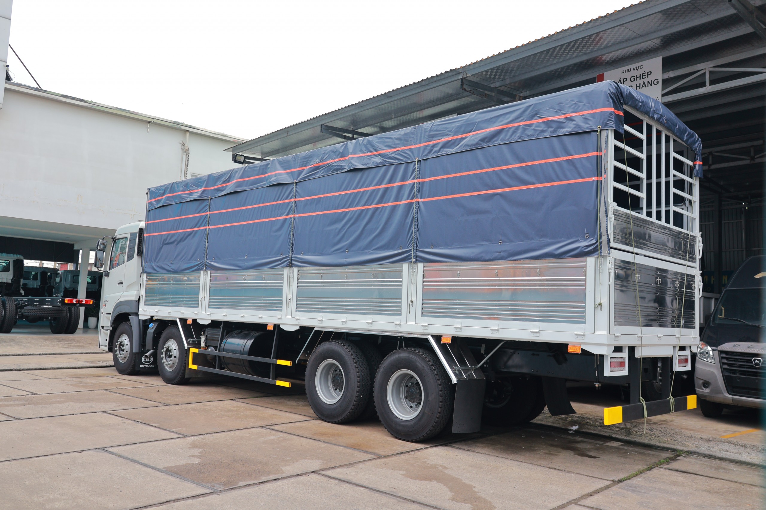 8x4 CGE 350 TMB TC - http://marketing.namhangroup.com/file/udtrucks/CGE-350/TMB-TC-OTDN/photo/img_6457.jpg