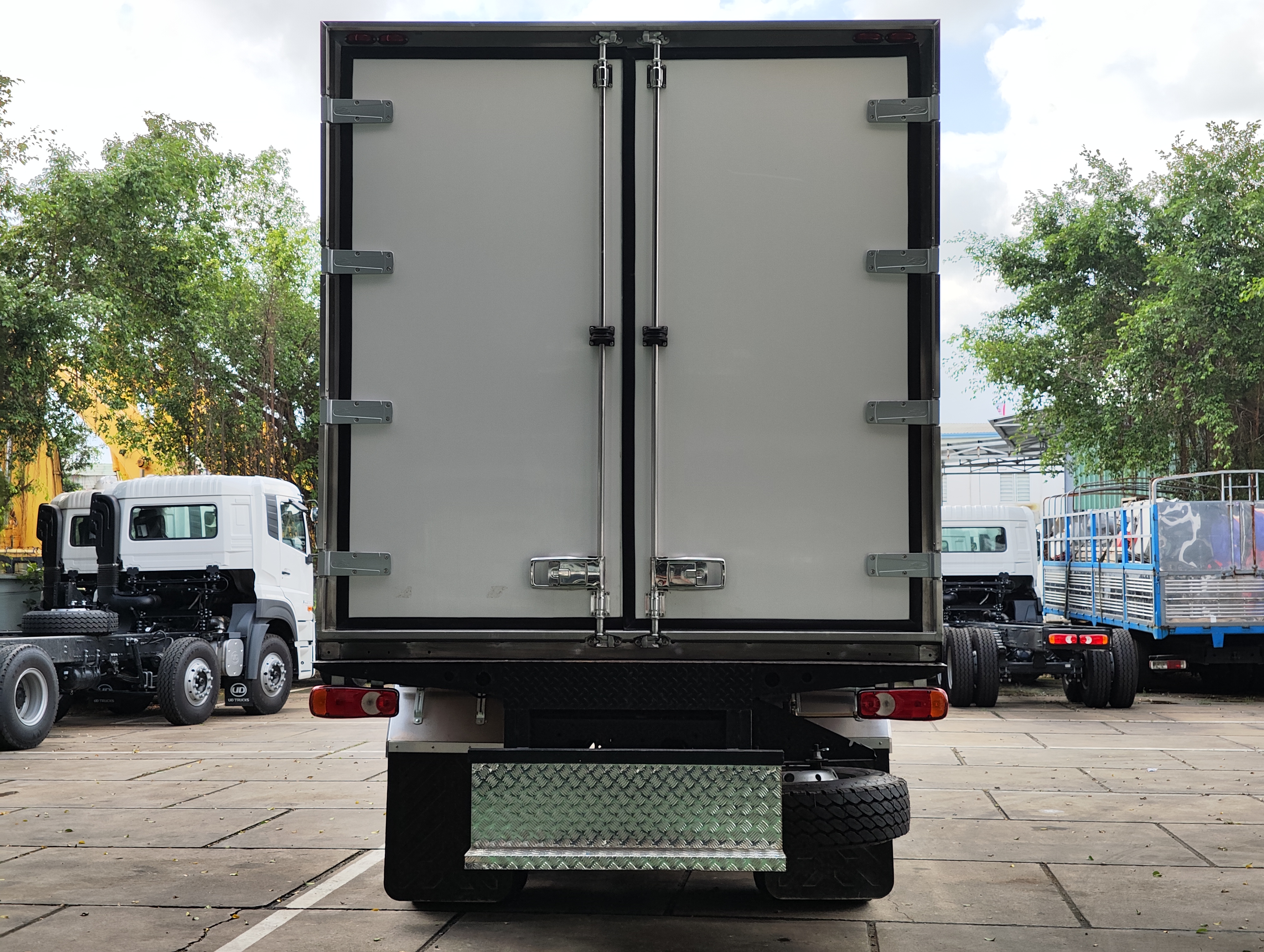 Thùng Đông Lạnh 8x4 CGE 350 TMK - http://marketing.namhangroup.com/file/udtrucks/CGE-350/ThermoKing/photo/IMG_20221123_151055_1_.jpg