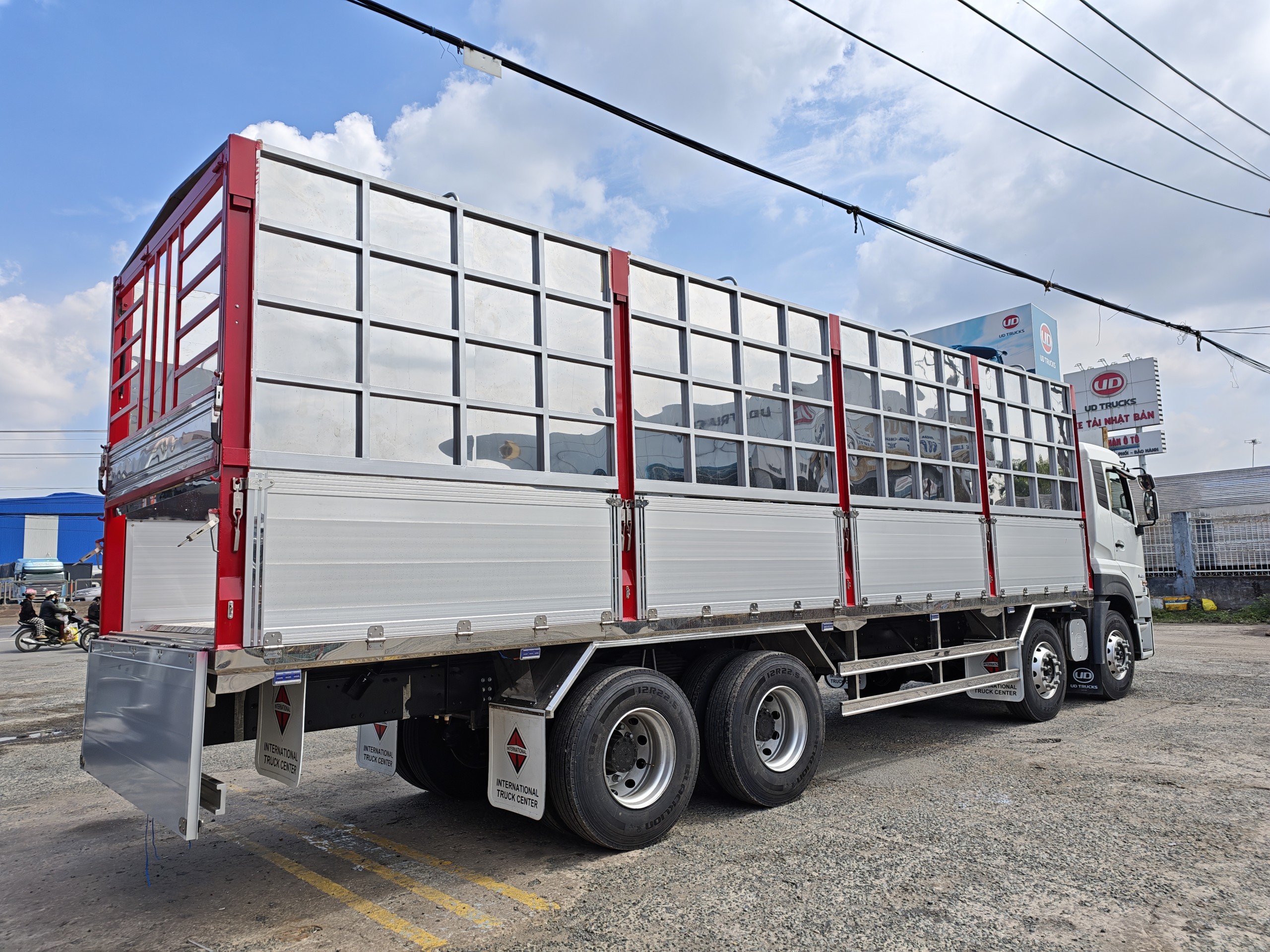 8x4 CGE 350 Keith Walking Floor - http://marketing.namhangroup.com/file/udtrucks/CGE-350/keith_walking_floor/photo/8x4_cge_350_keith_walking_floor_8.jpg