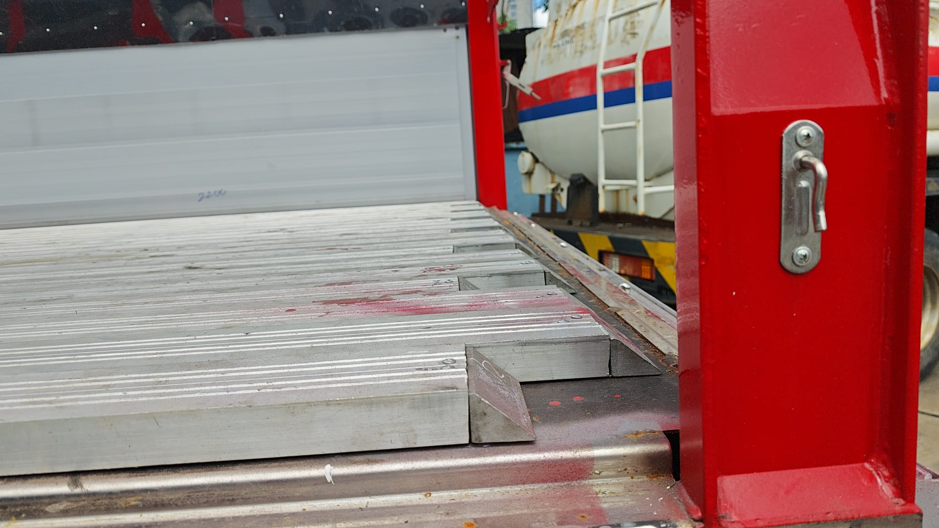 8x4 CGE 350 Keith Walking Floor - http://marketing.namhangroup.com/file/udtrucks/CGE-350/keith_walking_floor/photo/8x4_cge_350_keith_walking_floor_99.jpg