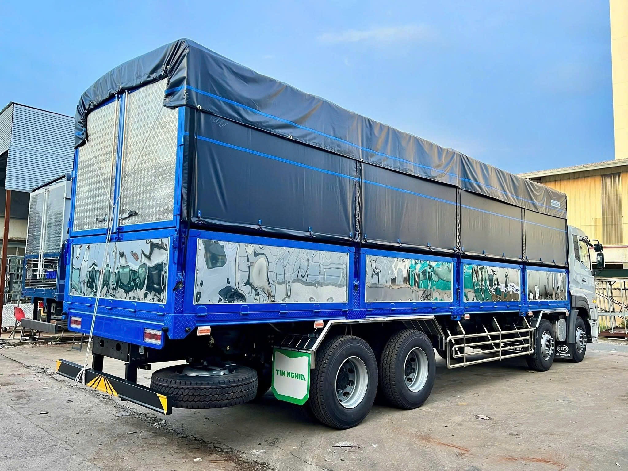 8x4 CGE 350 TMB TN - http://marketing.namhangroup.com/file/udtrucks/CGE-350/tmb_tc_tn_1/photo/1791774355596_1983572537783218620_4668912562854094576_b25754e1eb617626eb5bbd2e06880063.jpg