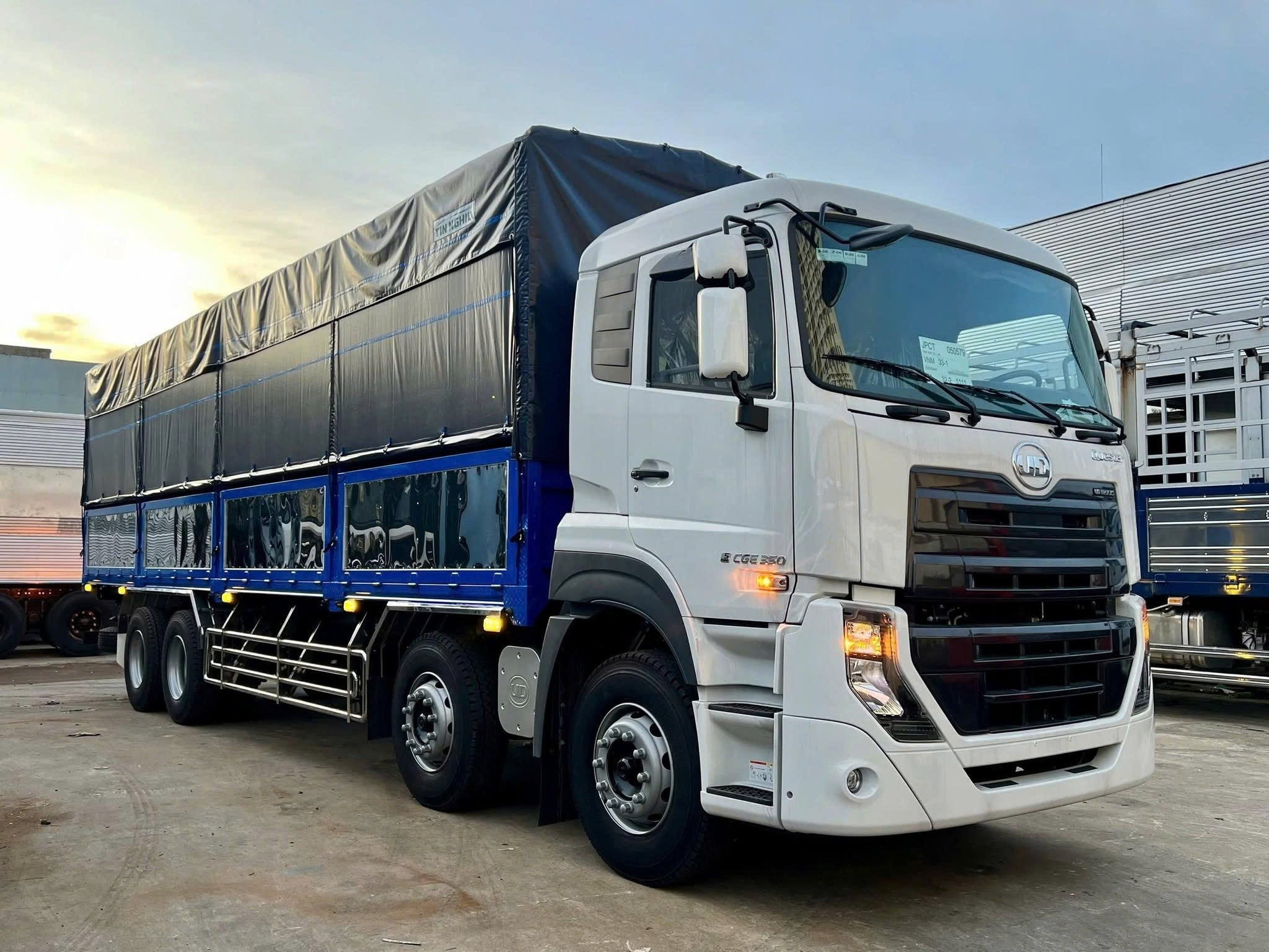 8x4 CGE 350 TMB TN - http://marketing.namhangroup.com/file/udtrucks/CGE-350/tmb_tc_tn_1/photo/1791774356035_1983572537783218620_4668912562854094576_e47b1f40044da54a7be762692dc5d1ce.jpg