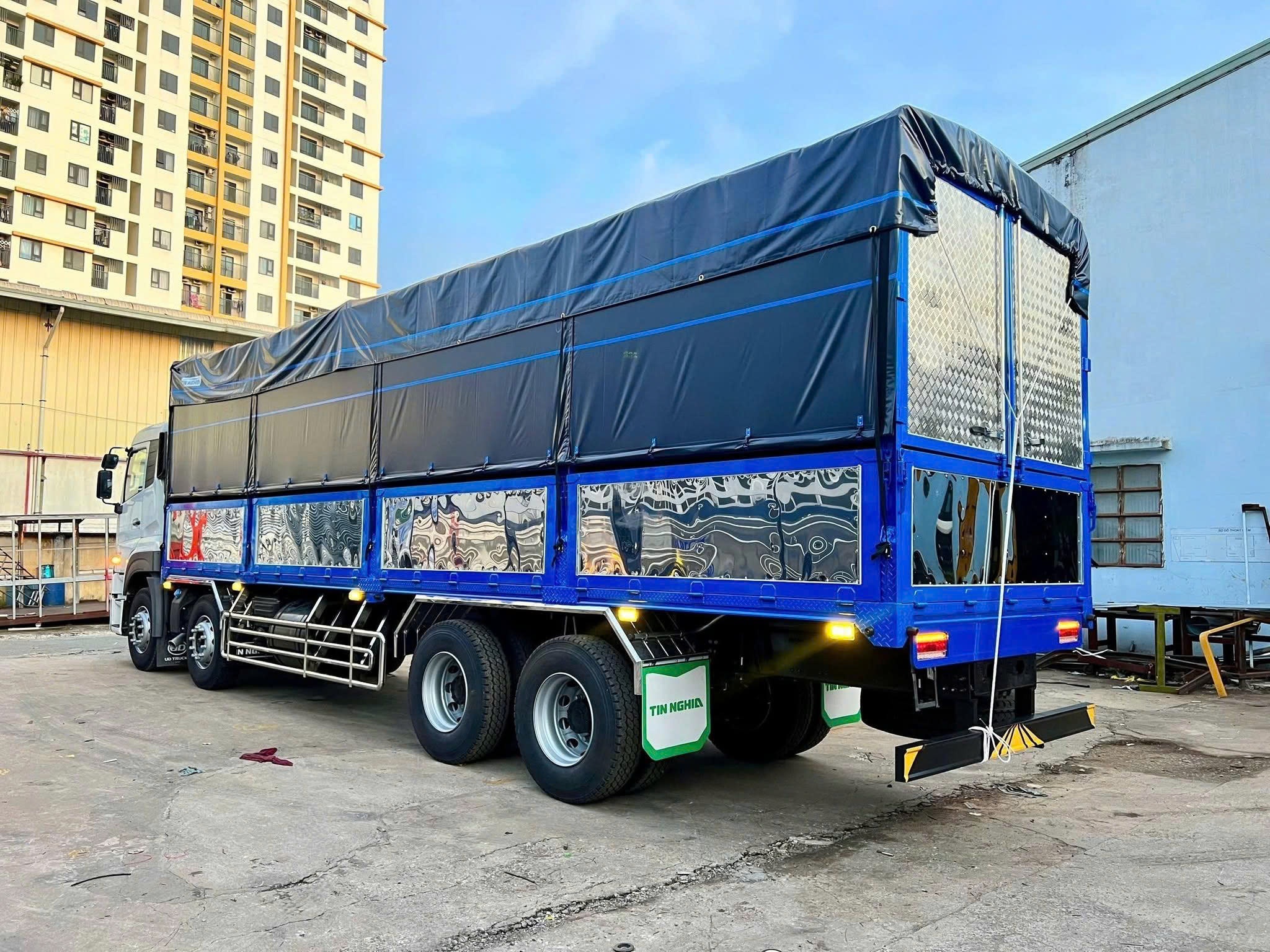8x4 CGE 350 TMB TN - http://marketing.namhangroup.com/file/udtrucks/CGE-350/tmb_tc_tn_1/photo/1791774356968_1983572537783218620_4668912562854094576_b33a90f67ddd490f4889bd59e81d6e93.jpg