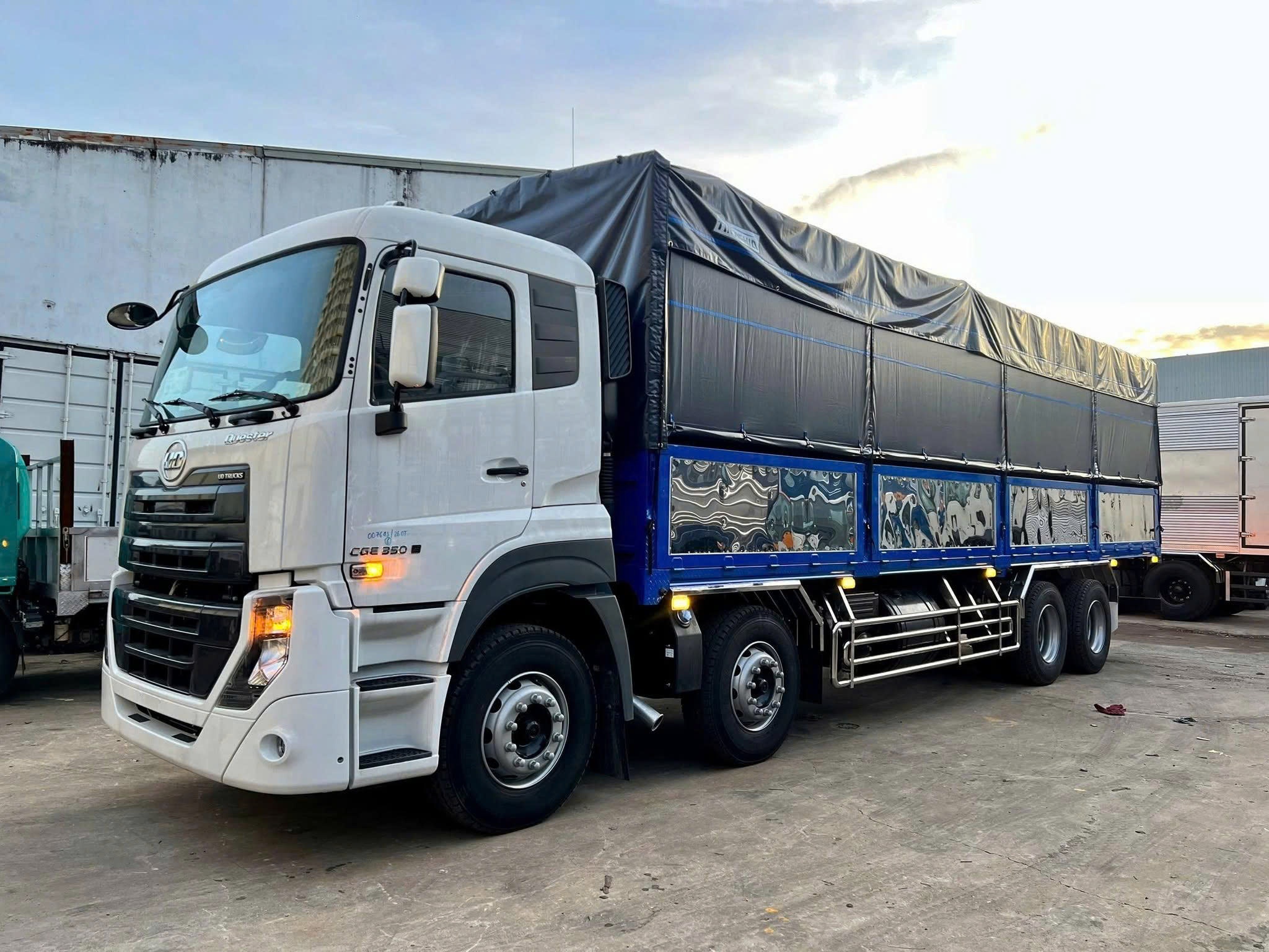 8x4 CGE 350 TMB TN - http://marketing.namhangroup.com/file/udtrucks/CGE-350/tmb_tc_tn_1/photo/1791774357581_1983572537783218620_4668912562854094576_7a2a0be340f61c7115137e2c4d78aa94.jpg