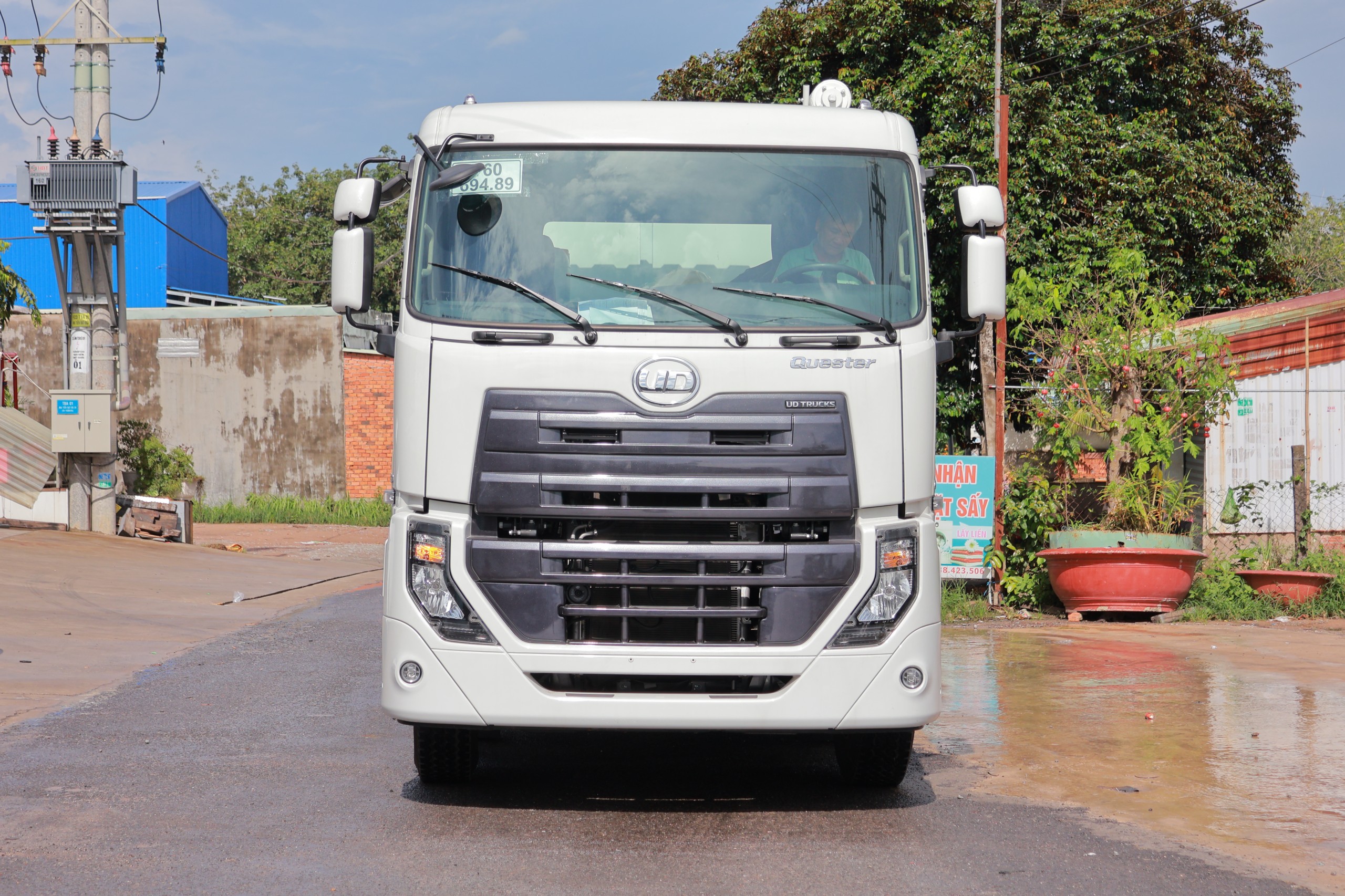 8x4 CGE 350 Bồn Cám 2026 - http://marketing.namhangroup.com/file/udtrucks/CGE-350/v2026-Bon-Cam/photo/img_6379.jpg