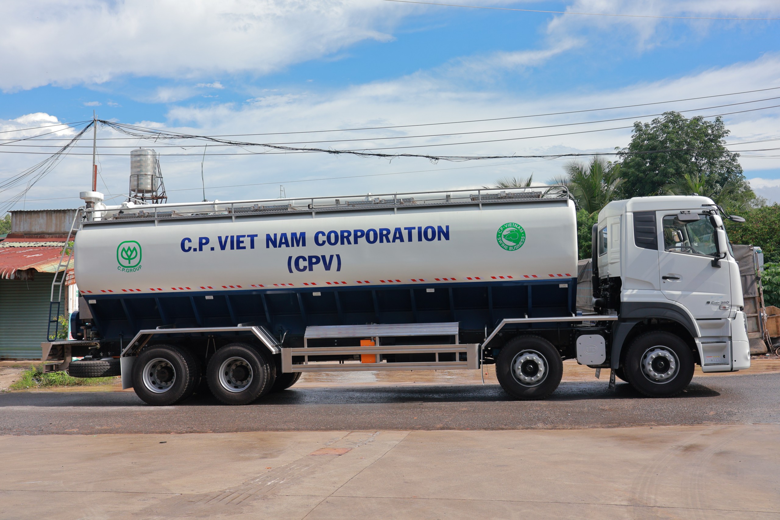 8x4 CGE 350 Bồn Cám 2026 - http://marketing.namhangroup.com/file/udtrucks/CGE-350/v2026-Bon-Cam/photo/img_6385.jpg