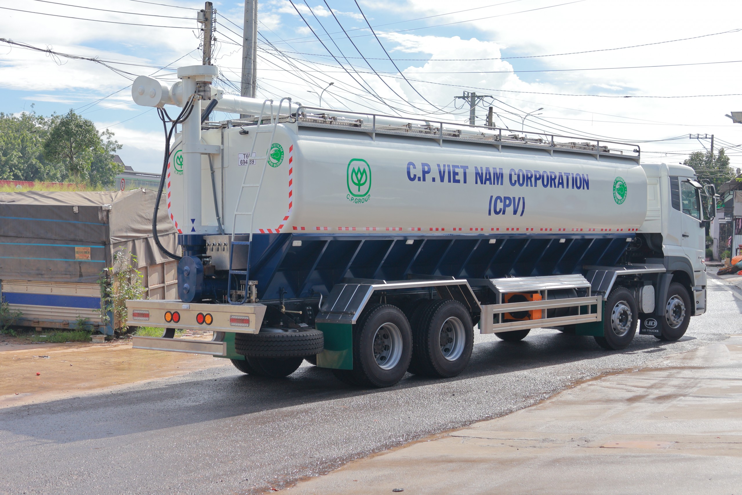 8x4 CGE 350 Bồn Cám 2026 - http://marketing.namhangroup.com/file/udtrucks/CGE-350/v2026-Bon-Cam/photo/img_6387.jpg
