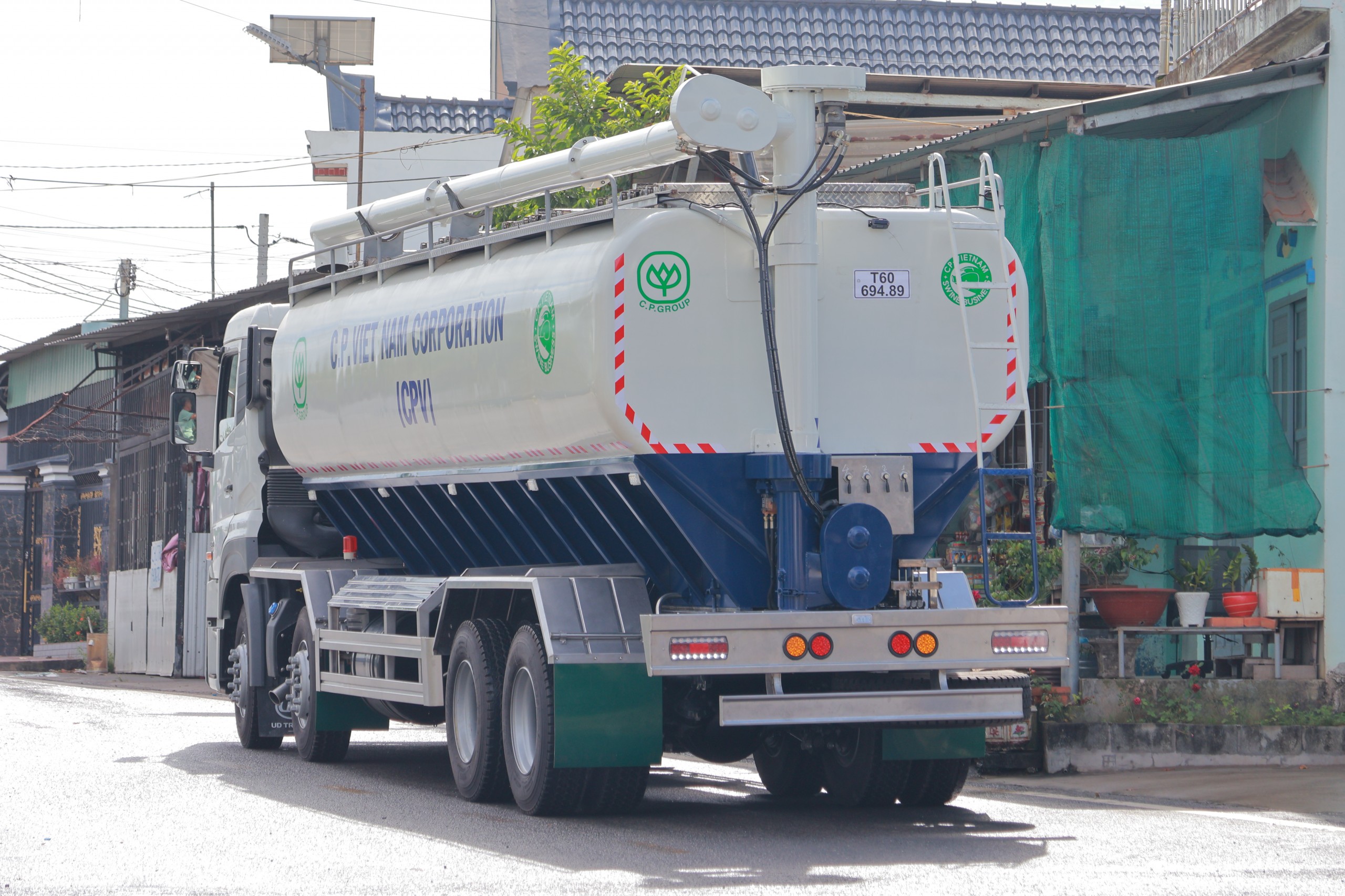 8x4 CGE 350 Bồn Cám 2026 - http://marketing.namhangroup.com/file/udtrucks/CGE-350/v2026-Bon-Cam/photo/img_6390.jpg