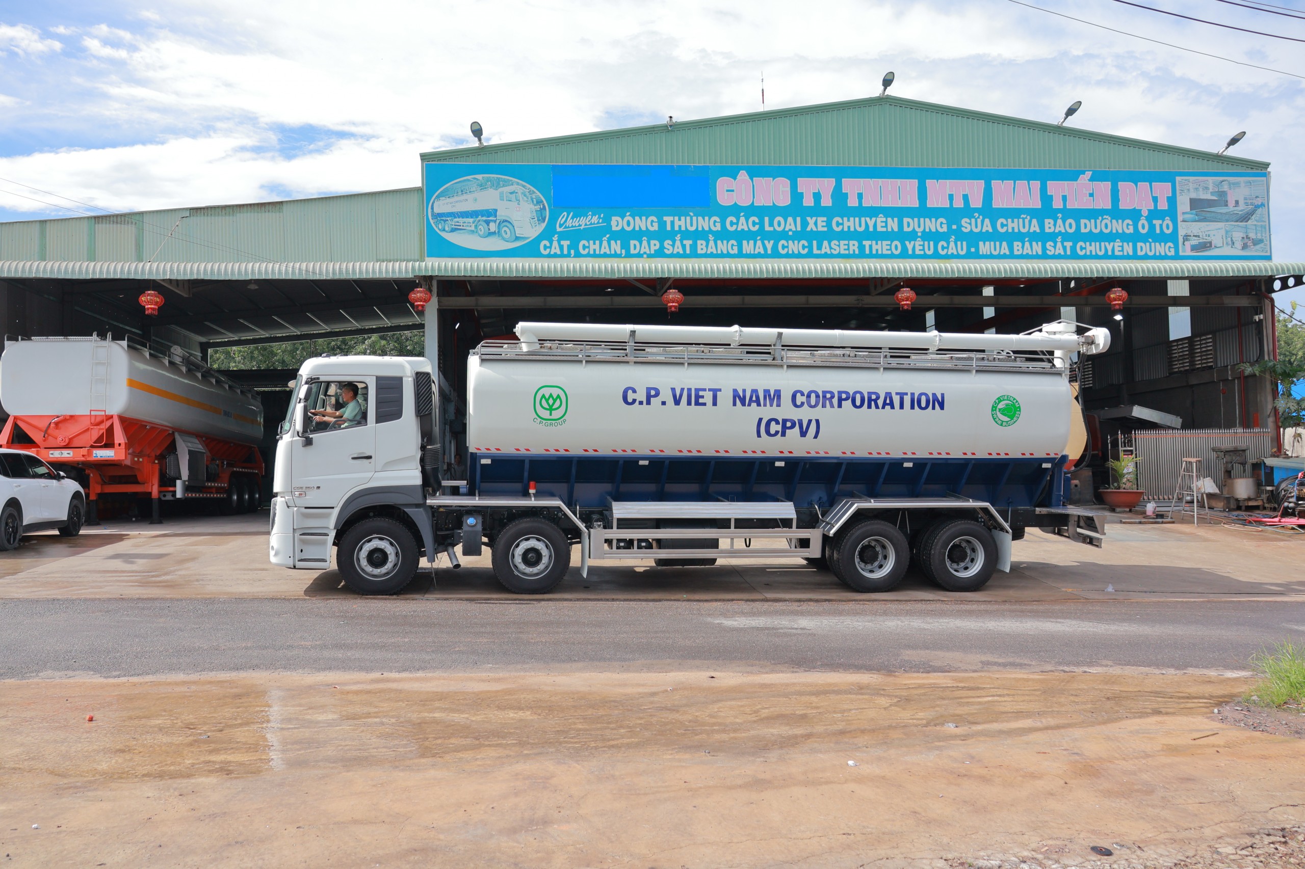 8x4 CGE 350 Bồn Cám 2026 - http://marketing.namhangroup.com/file/udtrucks/CGE-350/v2026-Bon-Cam/photo/img_6403.jpg