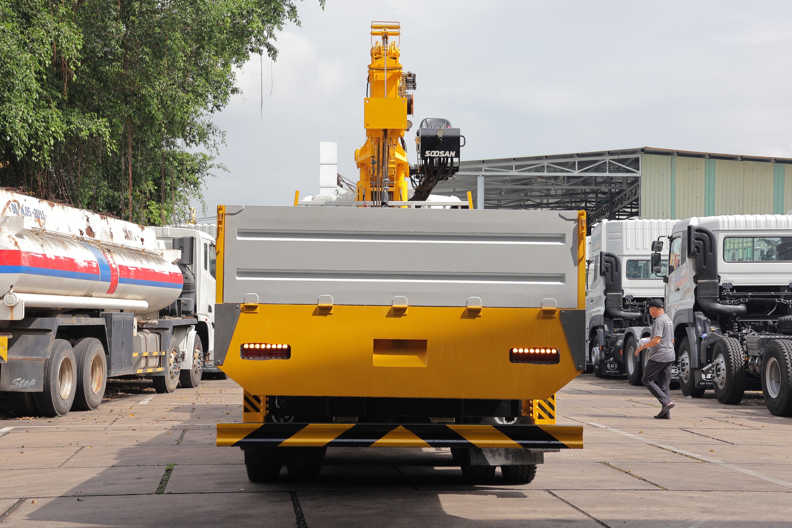 8x4 CGE 350 Soosan SCS1516S 2026 - http://marketing.namhangroup.com/file/udtrucks/CGE-350/v2026-Soosan-SCS1516S/photo/img_6053.jpg