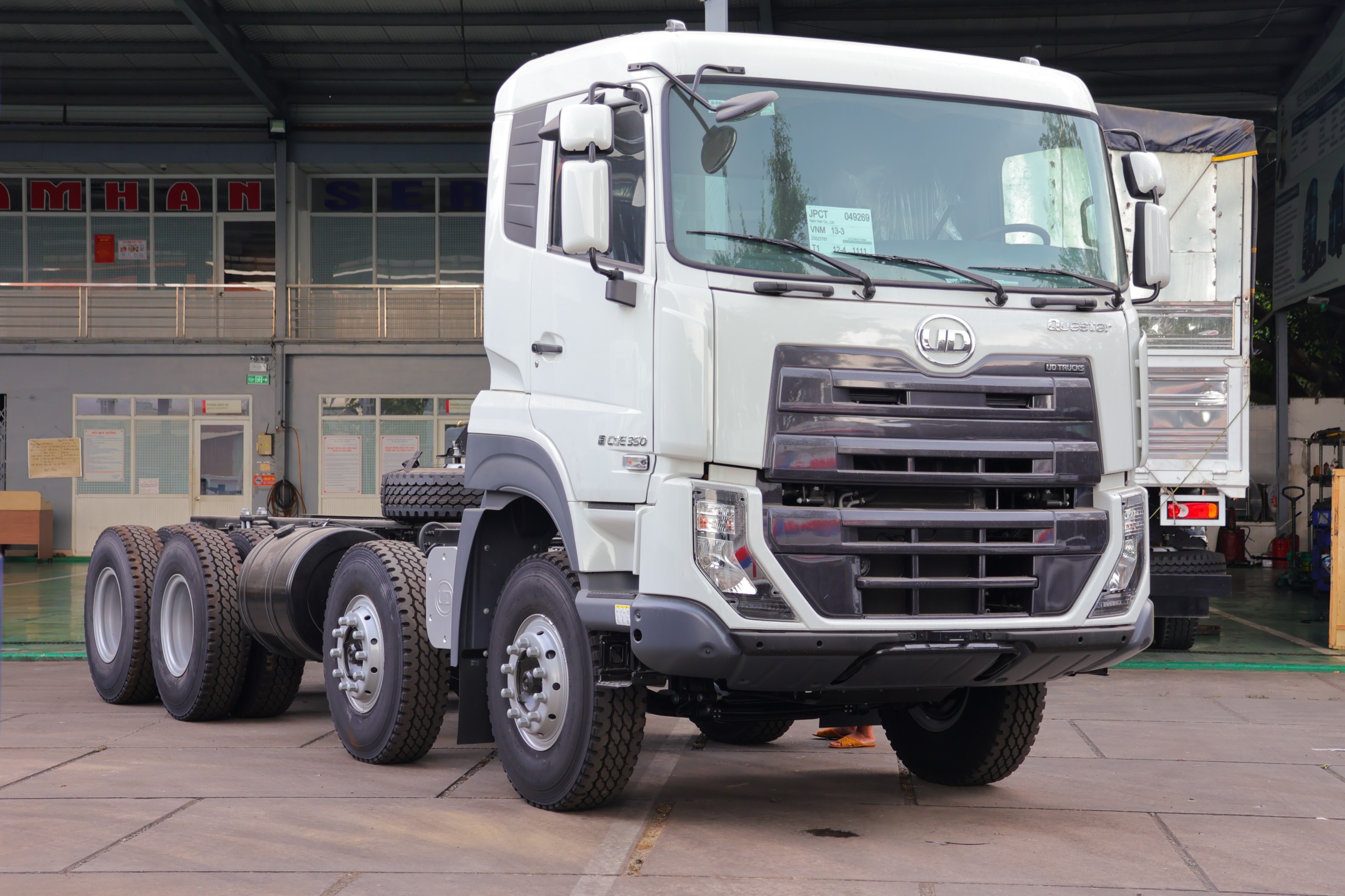 Chassis 8x4 CGE 350 WB4600 - http://marketing.namhangroup.com/file/udtrucks/CGE-350/v2026-WB4600/photo/img_5178.jpg